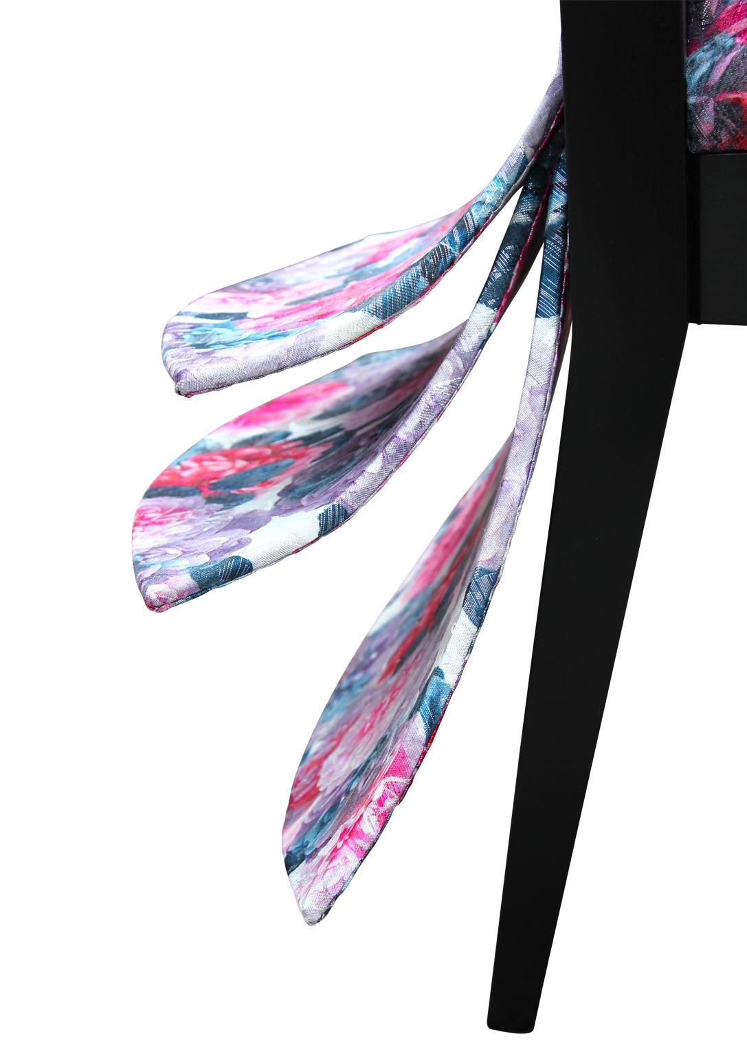 „Tail Feathers“ Stuhl mit rosa und schwarzem floralem Akzent im Angebot 5