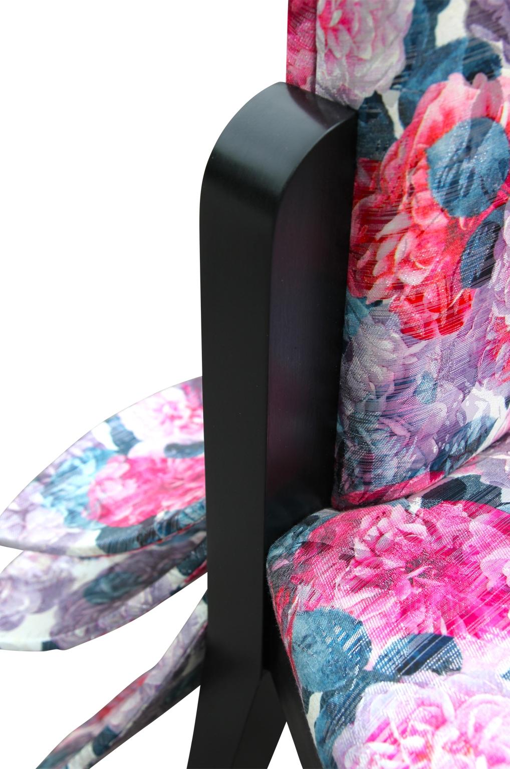 „Tail Feathers“ Stuhl mit rosa und schwarzem floralem Akzent im Angebot 6