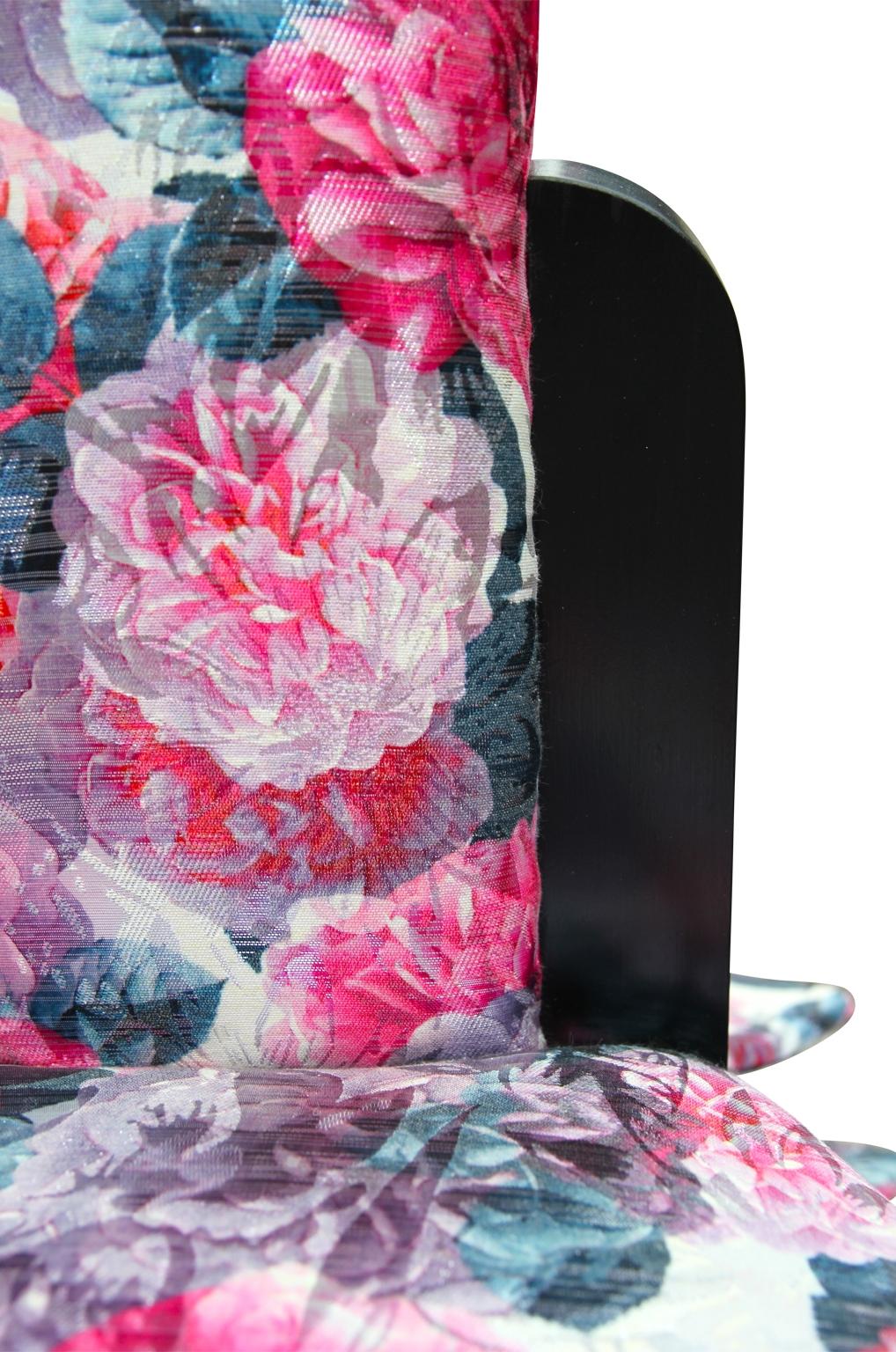 „Tail Feathers“ Stuhl mit rosa und schwarzem floralem Akzent im Angebot 7