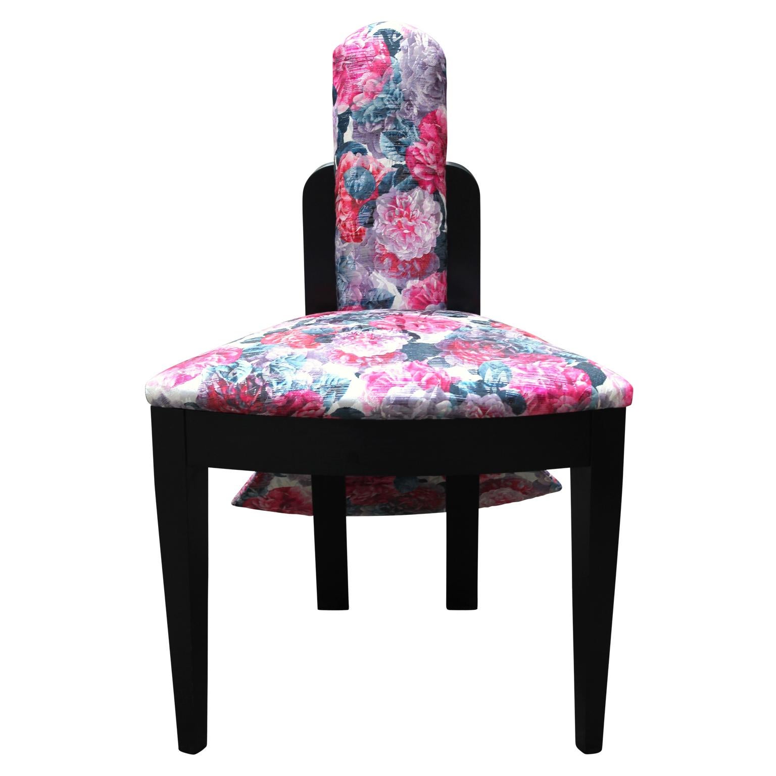 „Tail Feathers“ Stuhl mit rosa und schwarzem floralem Akzent (amerikanisch) im Angebot