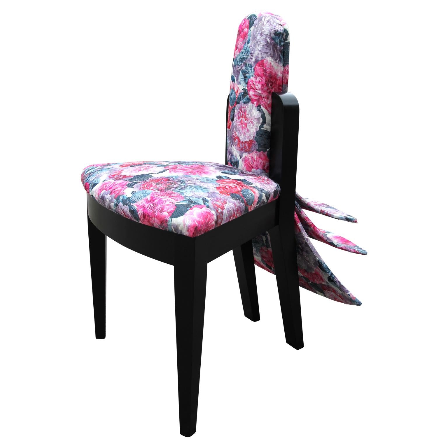 „Tail Feathers“ Stuhl mit rosa und schwarzem floralem Akzent im Zustand „Hervorragend“ im Angebot in Houston, TX