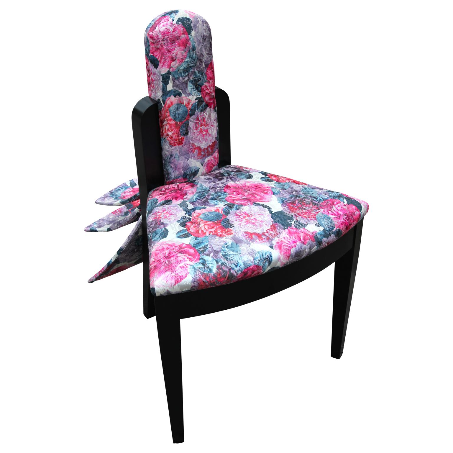 „Tail Feathers“ Stuhl mit rosa und schwarzem floralem Akzent (21. Jahrhundert und zeitgenössisch) im Angebot
