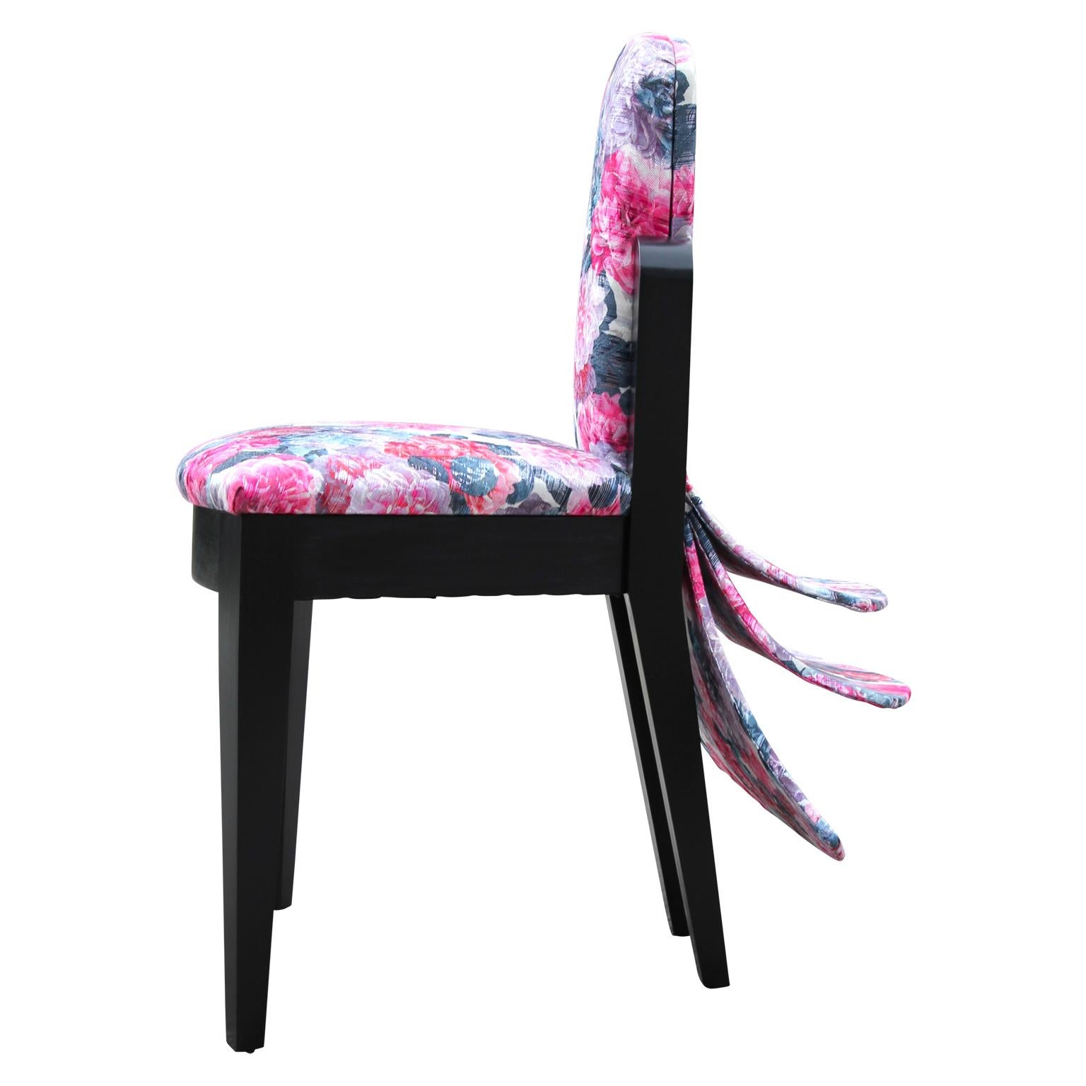 „Tail Feathers“ Stuhl mit rosa und schwarzem floralem Akzent (Stoff) im Angebot
