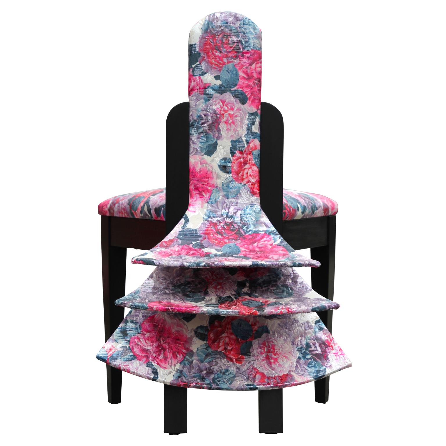 „Tail Feathers“ Stuhl mit rosa und schwarzem floralem Akzent im Angebot 1