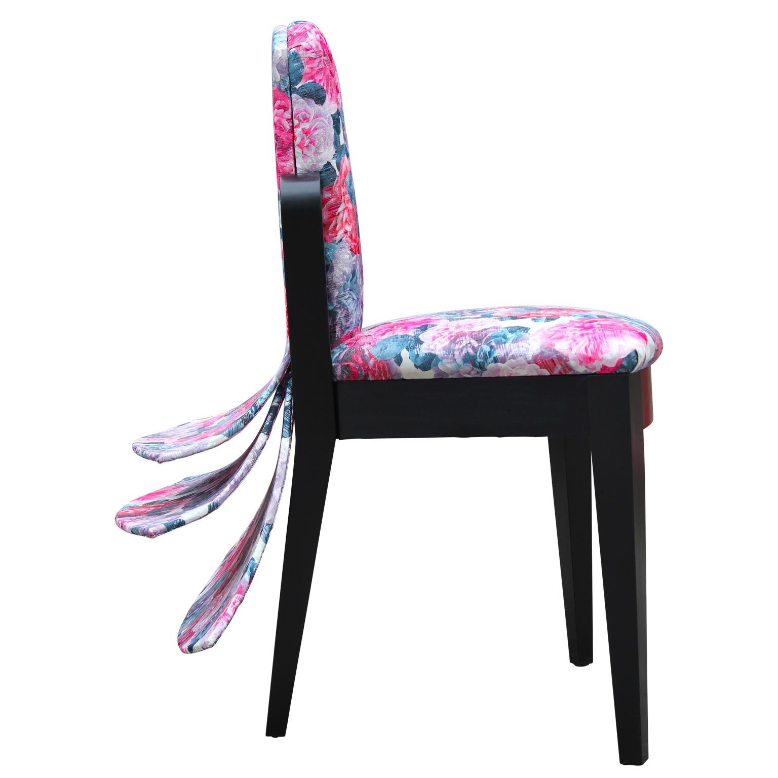 „Tail Feathers“ Stuhl mit rosa und schwarzem floralem Akzent im Angebot 2