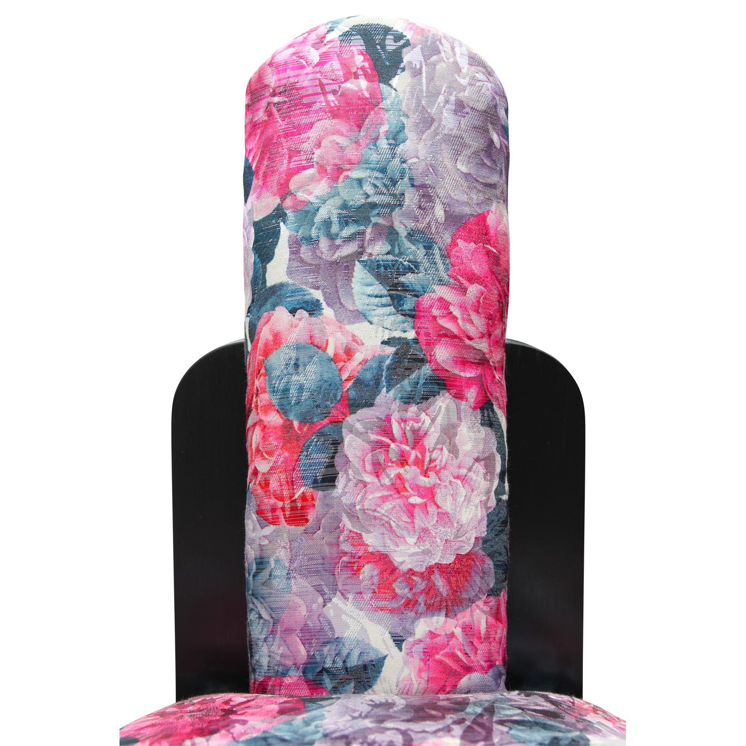 „Tail Feathers“ Stuhl mit rosa und schwarzem floralem Akzent im Angebot 3