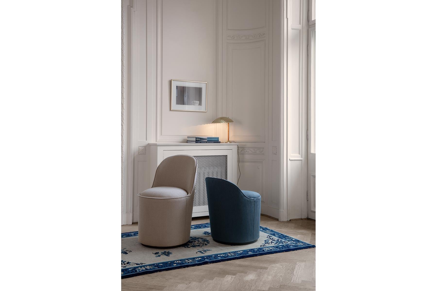 Diseñada por el galardonado dúo GamFratesi, la silla Tail tiene un carácter lúdico, con su respaldo redondeado que recuerda la espectacular forma de la cola de un pavo real. La silla Tail refleja la combinación de las tradiciones de diseño de