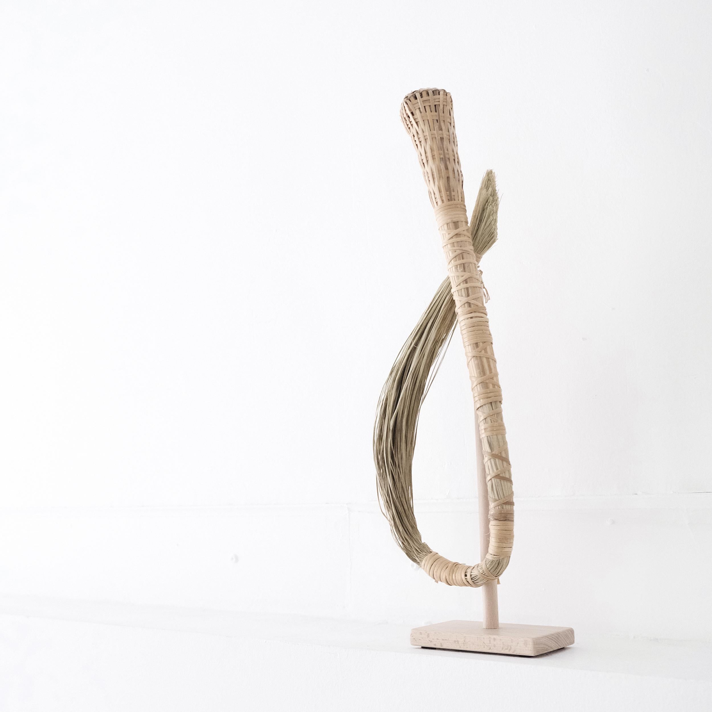 A figurative horse whip artwork crafted in Spain by Gabriela de Sagarminaga. Of great cultural value, this whip pays tribute to equine culture. It is a tool used by jockeys to drive the horses toward a gloryfying goal: winning races together as one.