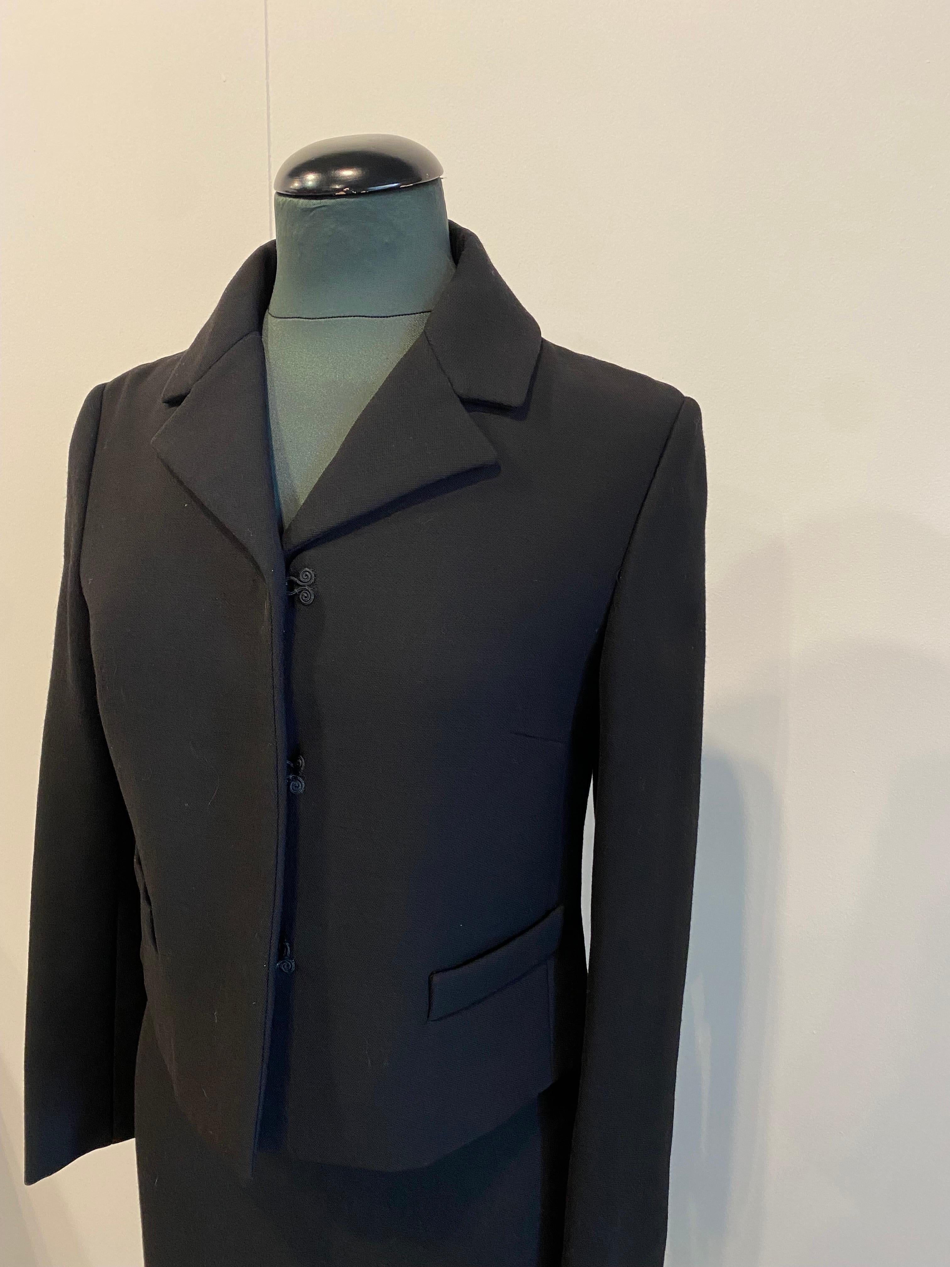 MiuMiu skirt suit.
Wool and linen jacket.
Straight cut rigid fabric. Slightly cropped jacket.
Oriental style hook closure.
Jacket measurements:
Italian size 42
Shoulders 41
Breast 37
Waist 40
Length 46
Sleeve length 60
Slightly flared wool and nylon