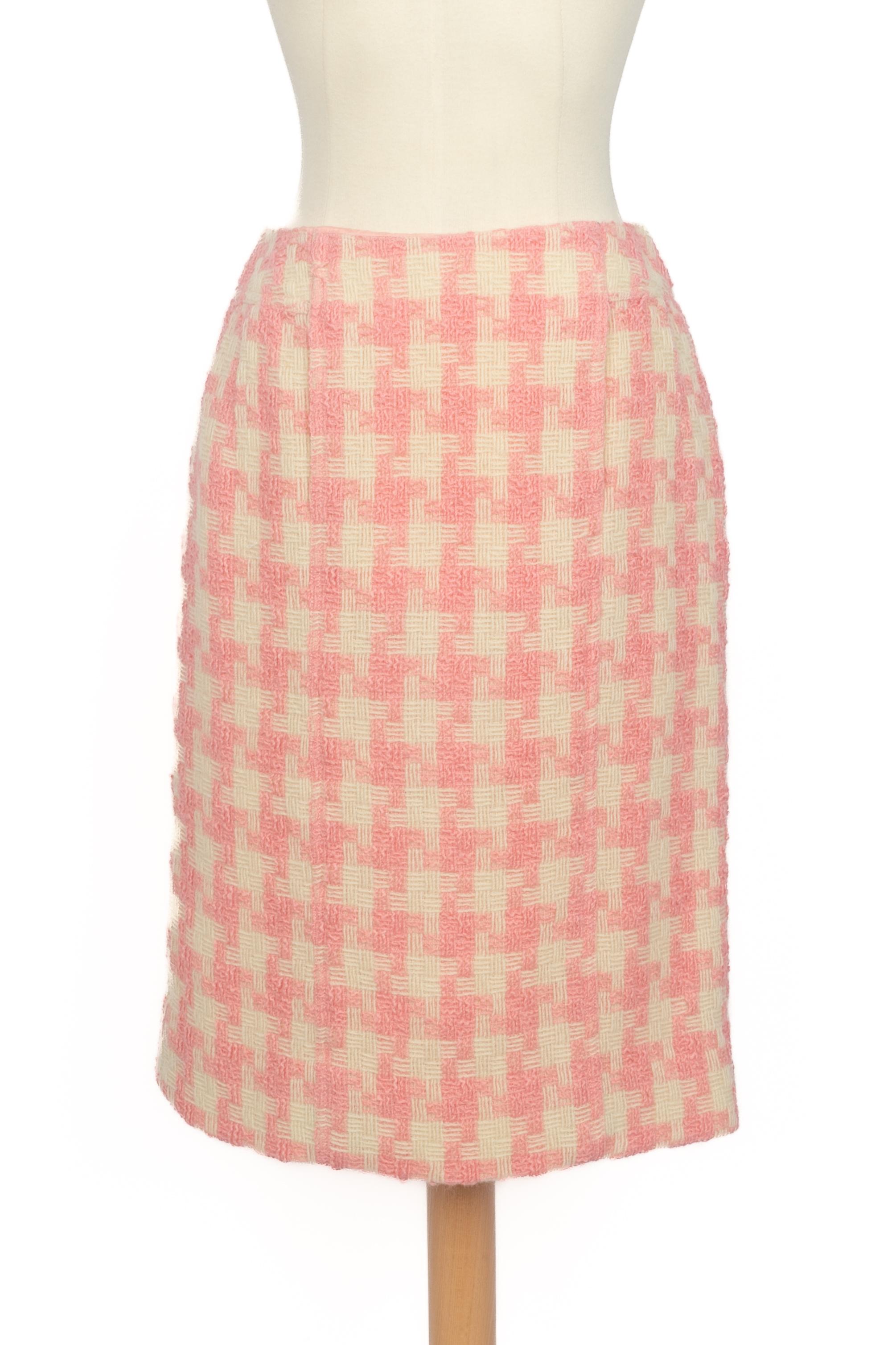 Tailleur rosa Chanel años 90 en Excelente estado para la venta en SAINT-OUEN-SUR-SEINE, FR
