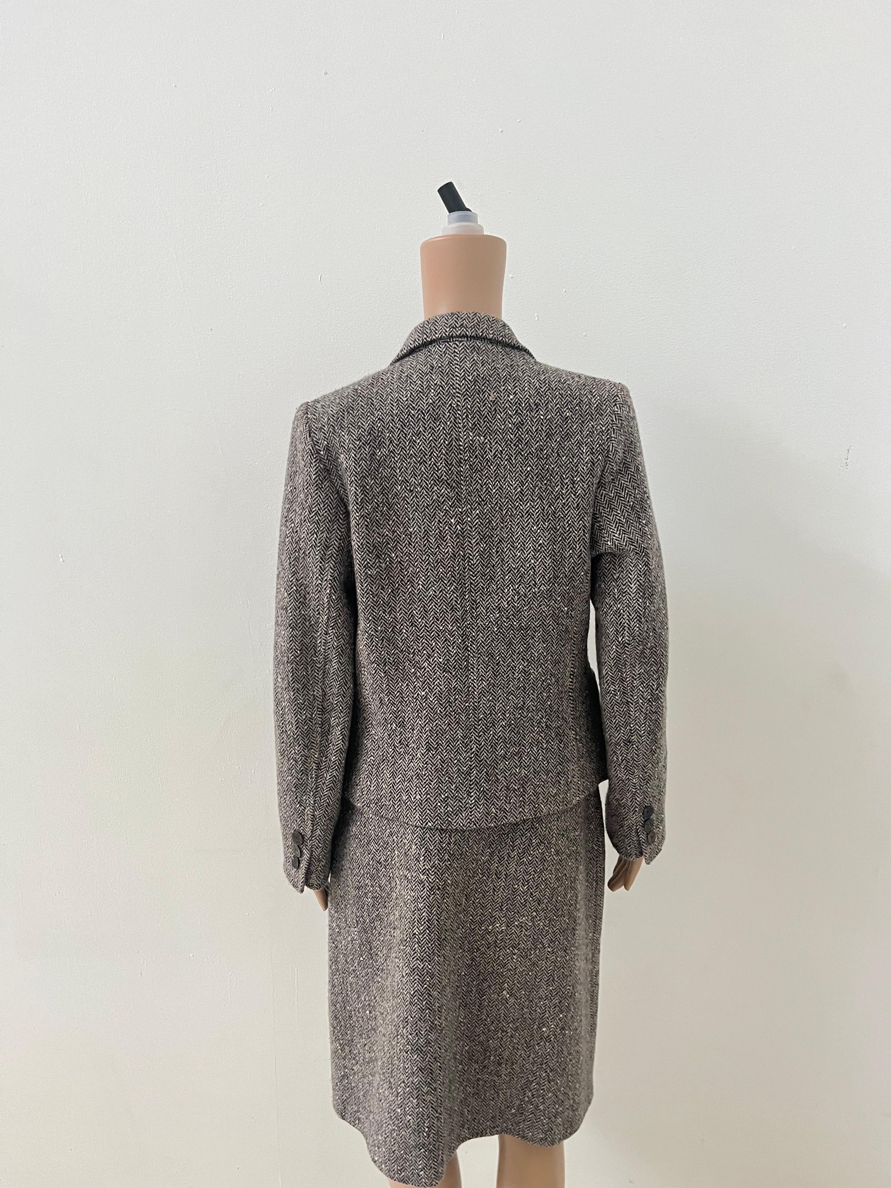 Timeless and impeccably tailored, this vintage Paolo Tonali suit from the late 1980s/early 1990s is a true statement of Italian craftsmanship and elegance.
Crafted in a refined wool tweed with a classic brown and beige herringbone weave, the set