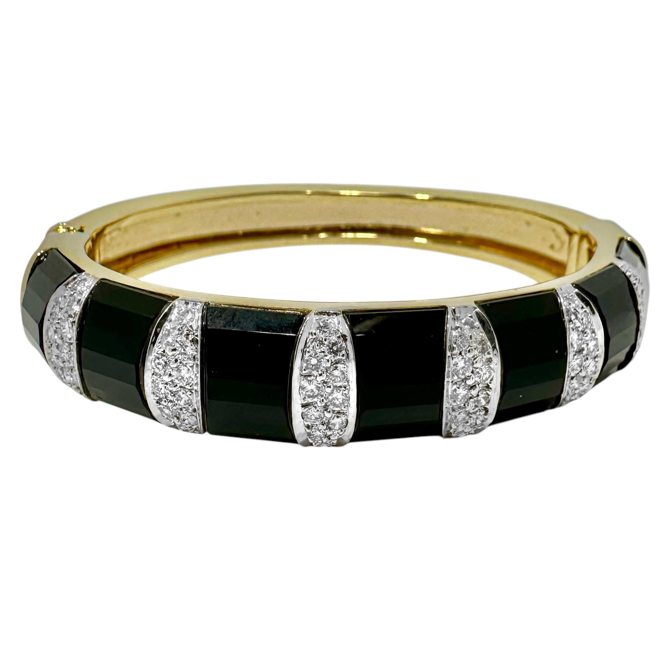Questo bellissimo braccialetto bangle in oro giallo 18 carati, realizzato da La Triomphe, un'azienda molto apprezzata, è un puro stile anni Settanta. Caratteristica delle loro offerte, ogni elemento di questo bracciale con cerniera è realizzato ad