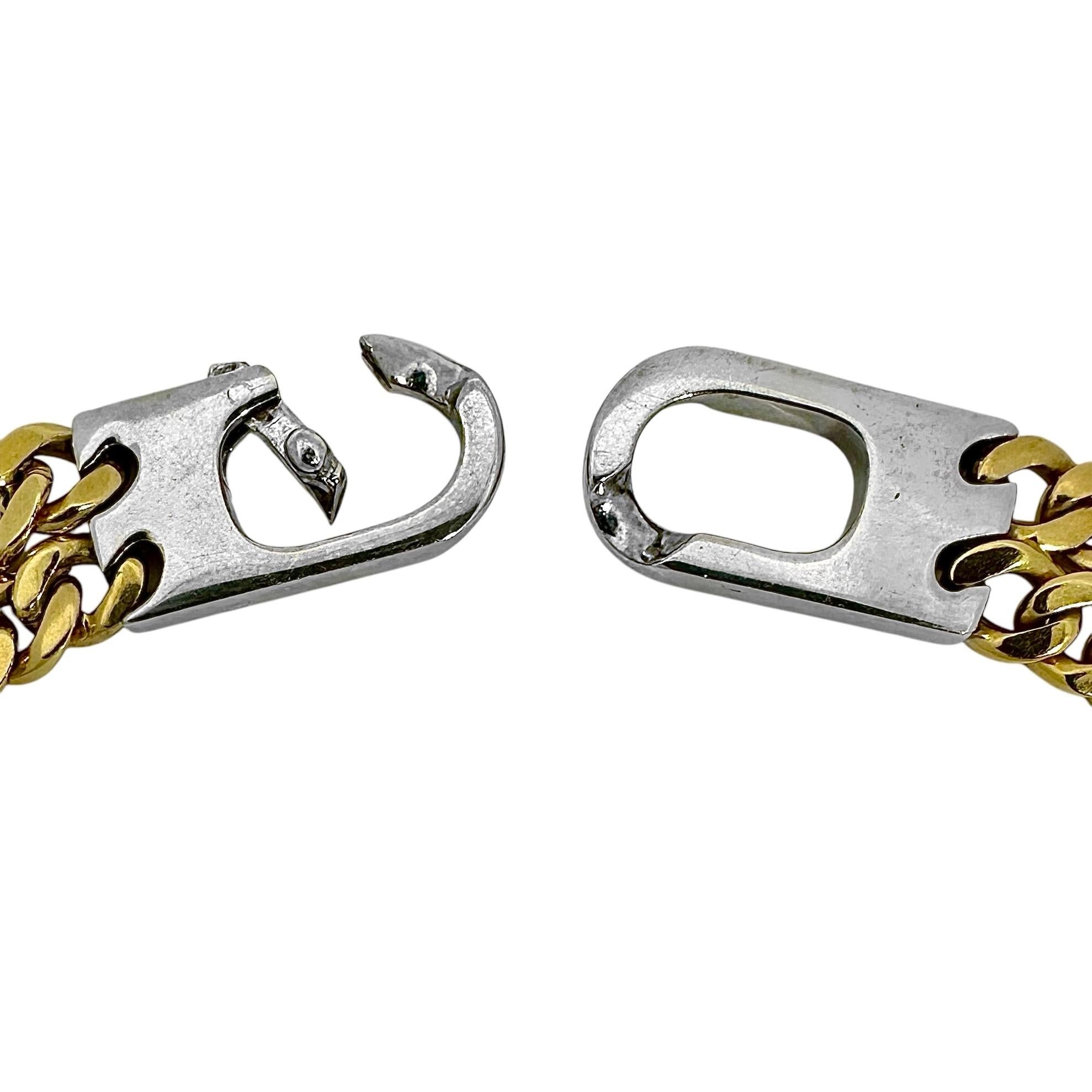 Ce collier à maillons cubains à deux brins en or jaune 18 carats, très élégant et sur mesure, présente une paire de 