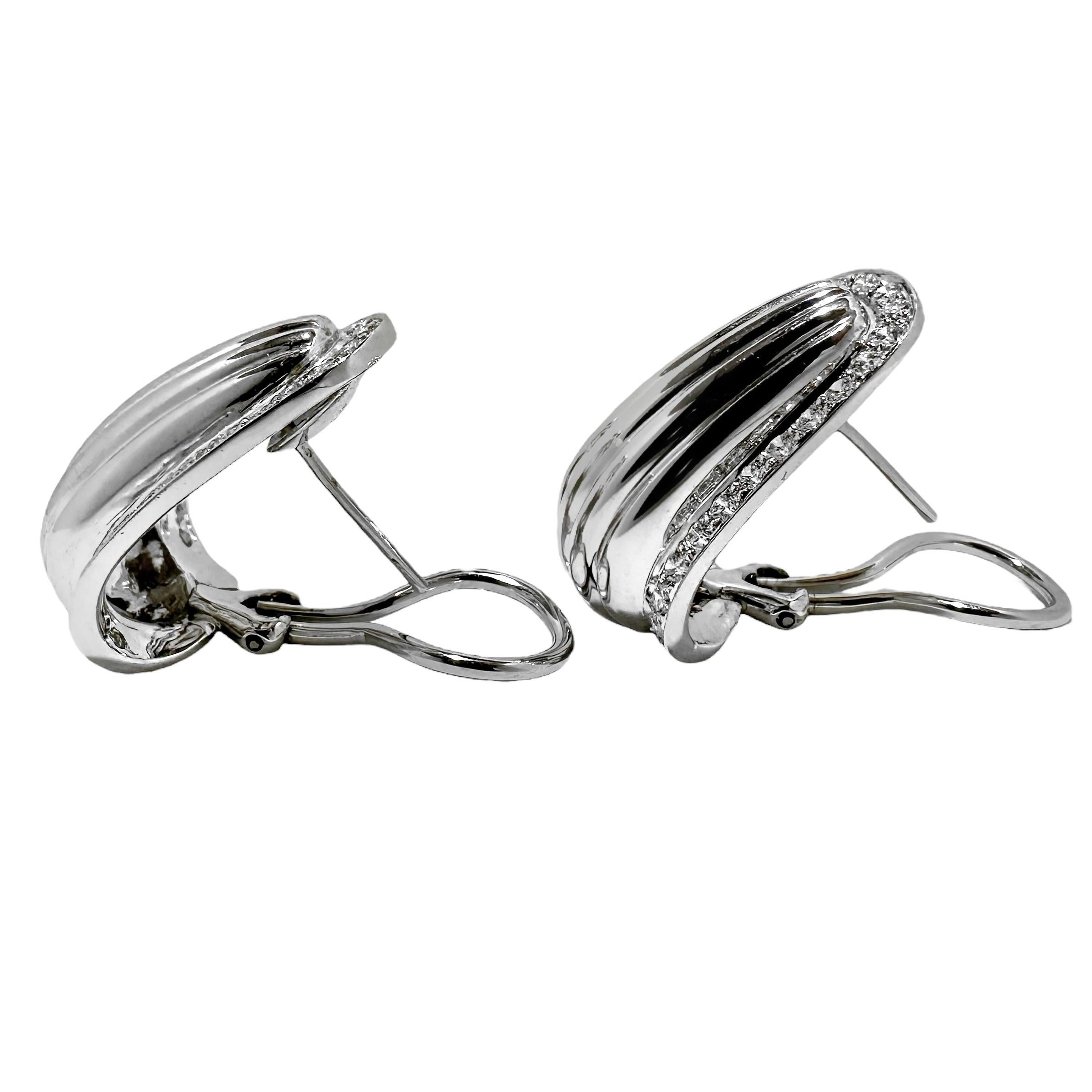 Tailored J Hoop Earrings in Fluted 18K White Gold with Diamond Borders In Excellent Condition For Sale In Palm Beach, FL