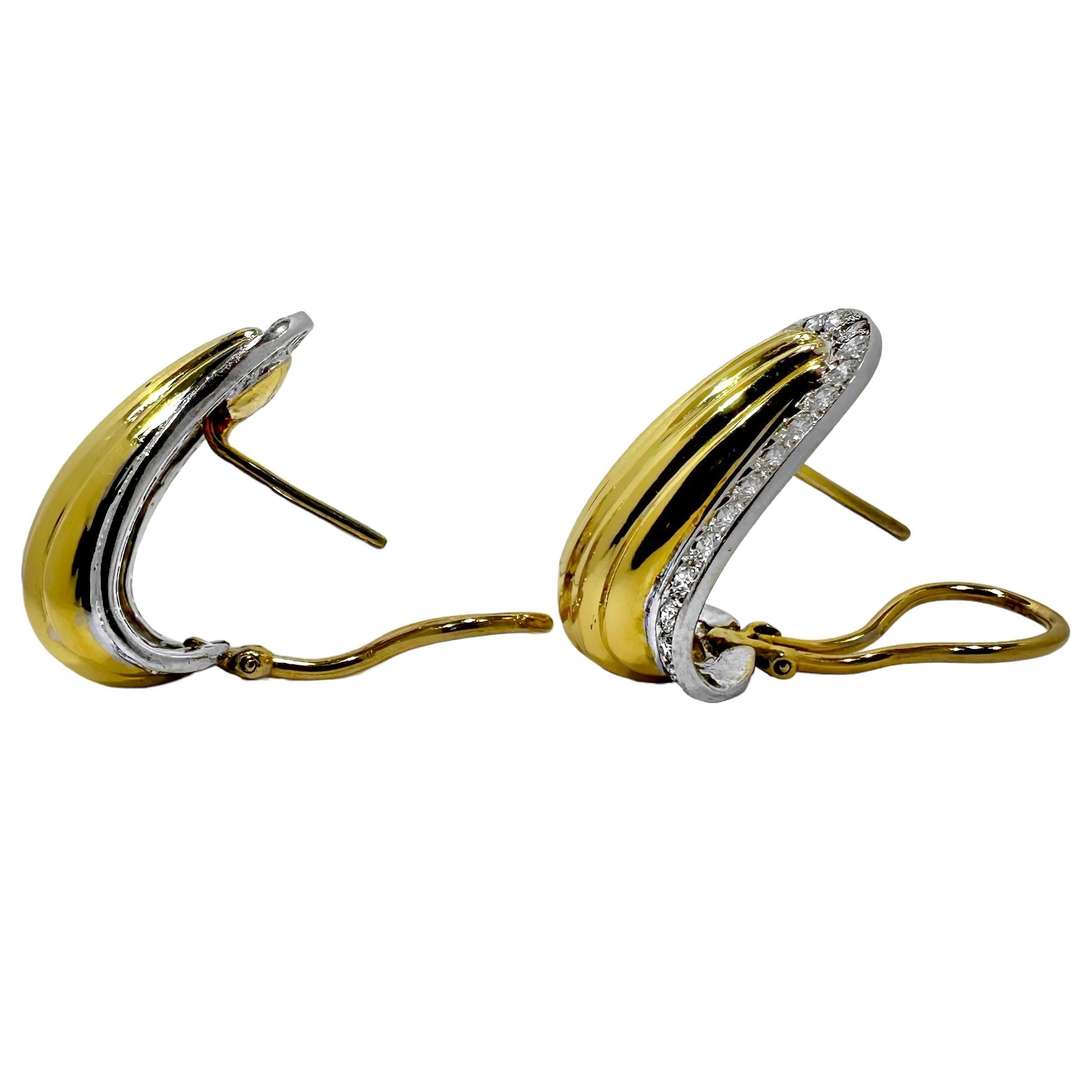 Tailored J Hoop Earrings in Fluted, 18K Yellow Gold with Diamond Borders In Excellent Condition For Sale In Palm Beach, FL