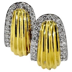 Créoles J cannelées en or jaune 18 carats avec bordures de diamants