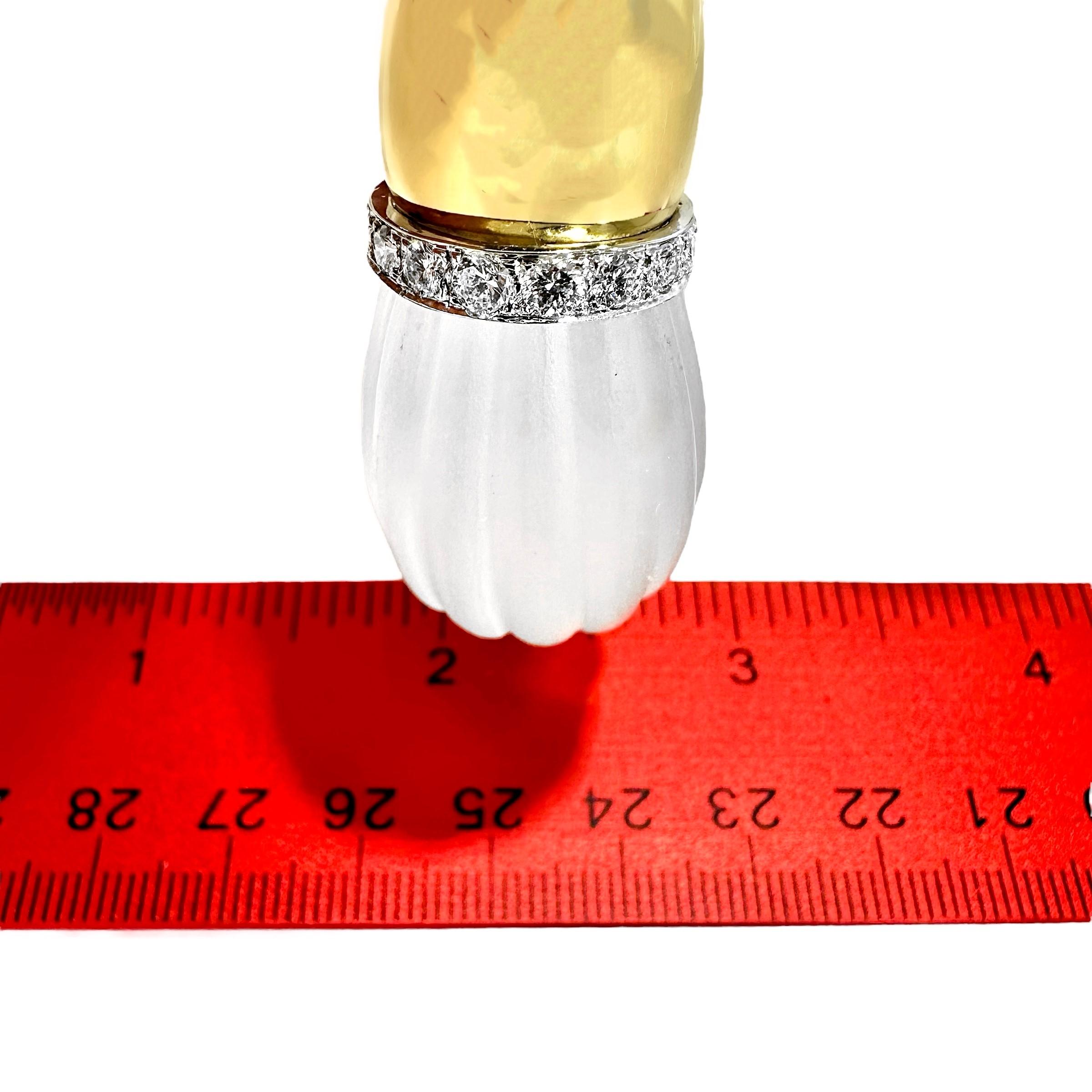 Maßgeschneiderter Armreif aus 18 Karat Gold aus der Mitte des 20. Jahrhunderts mit mattiertem Bergkristall und Diamanten im Angebot 3