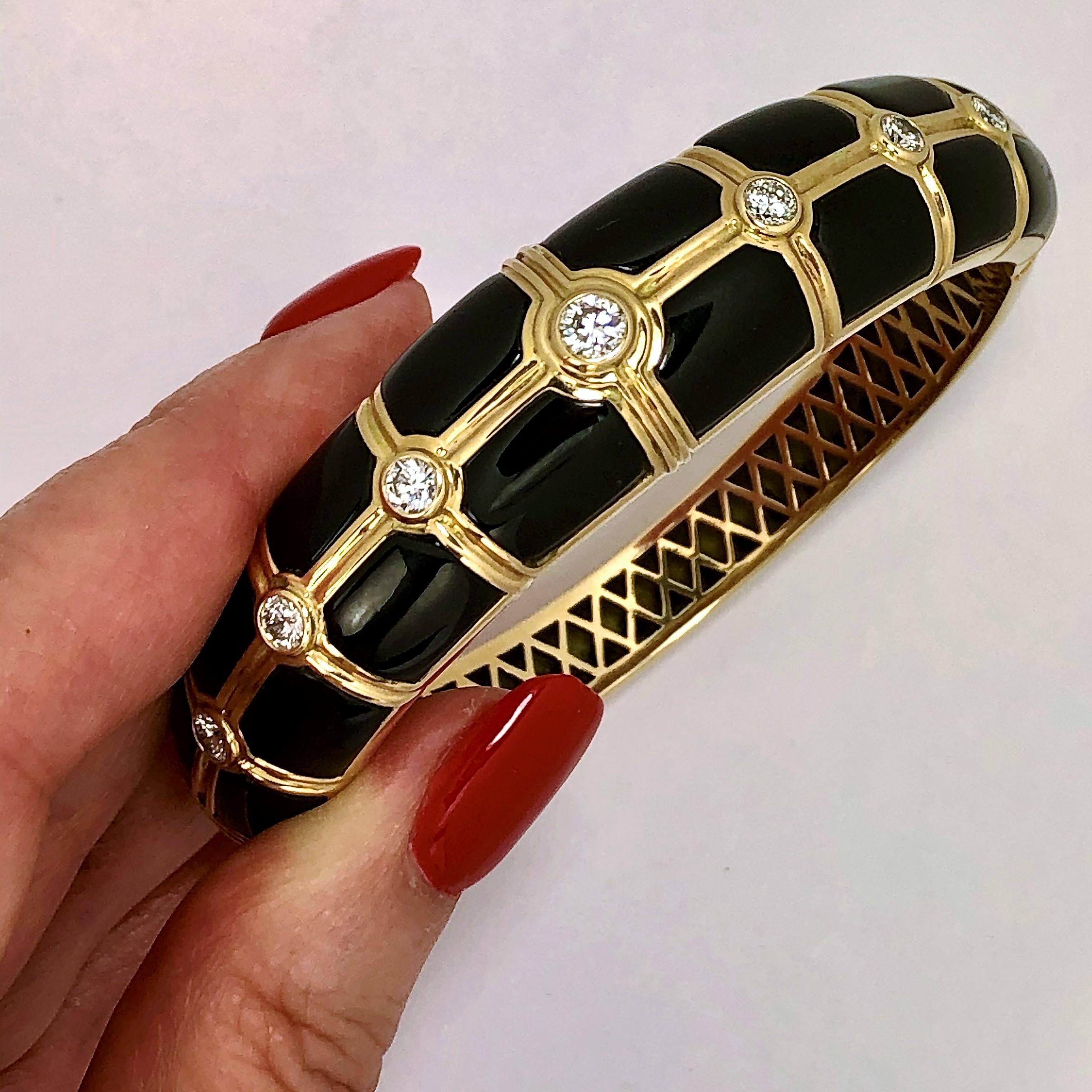 Maßgeschneiderter Armreif aus Onyx, Gold und Diamanten für ein großes Handgelenk Größe (Brillantschliff) im Angebot
