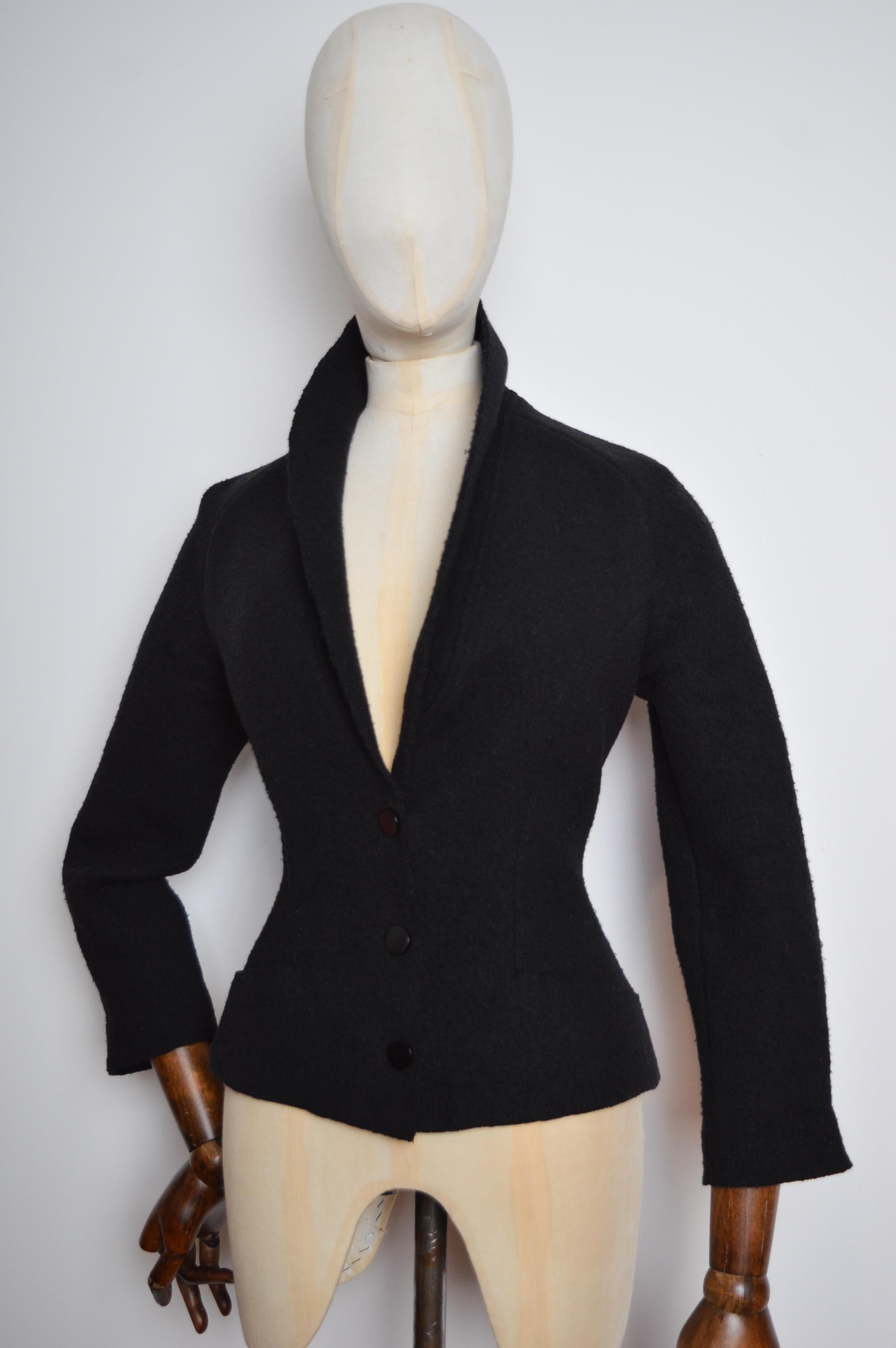 Beautiful Vintage Thierry Mugler, Black wool Knit tailored jacket.

This beautiful Blazer features a sculpted tailored fit with central line button fasten closure, hip pockets, bracelet length sleeves and a gently plunged collar line.

MADE IN ITALY