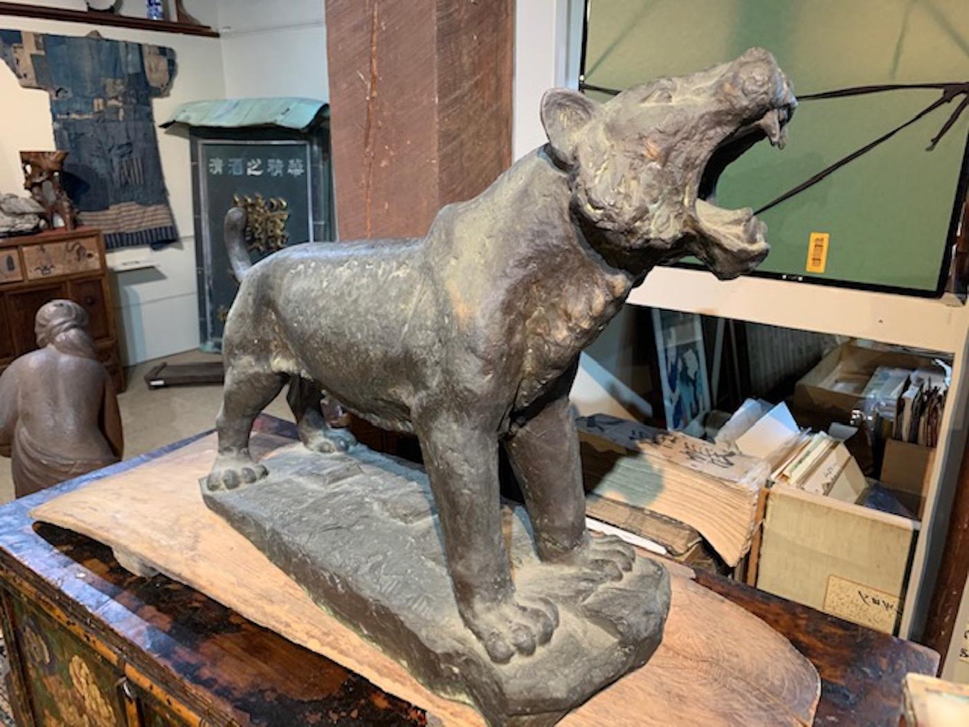 Tigre en bronze de la période Taisho (1912-1926), signé par E. Oyamatsu. Ce saisissant tigre en bronze présente des caractéristiques puissantes et des détails nuancés - bronze coulé à la cire perdue.