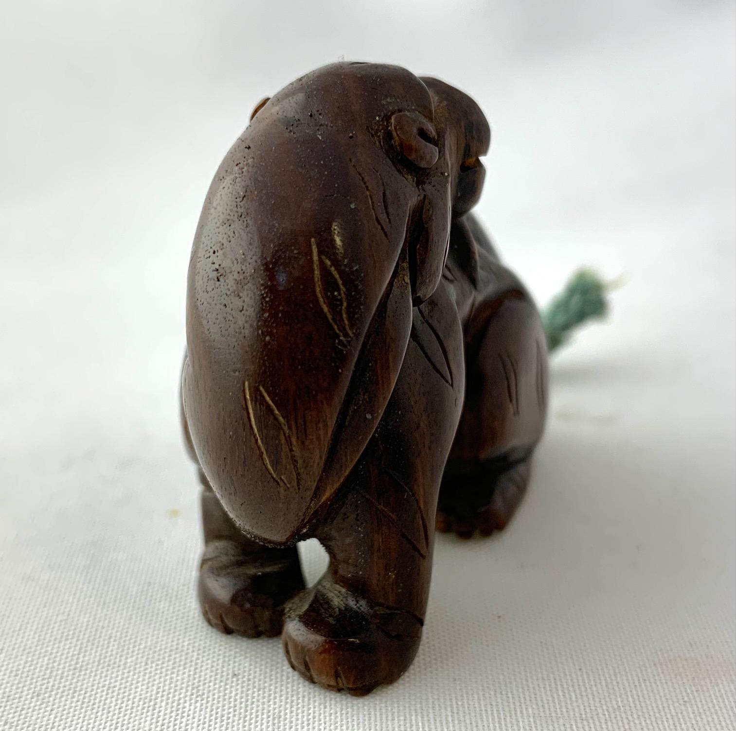 Arte popolare Netsuke di tigre in legno intagliato giapponese del periodo Taisho in vendita