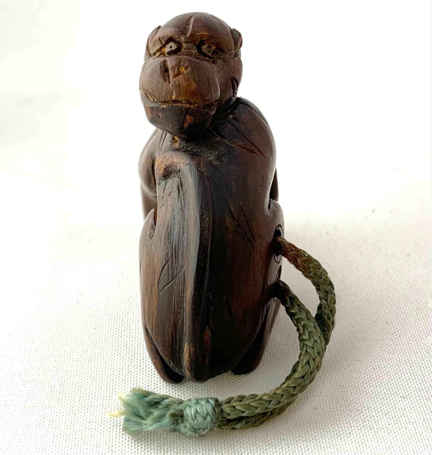Giapponese Netsuke di tigre in legno intagliato giapponese del periodo Taisho in vendita