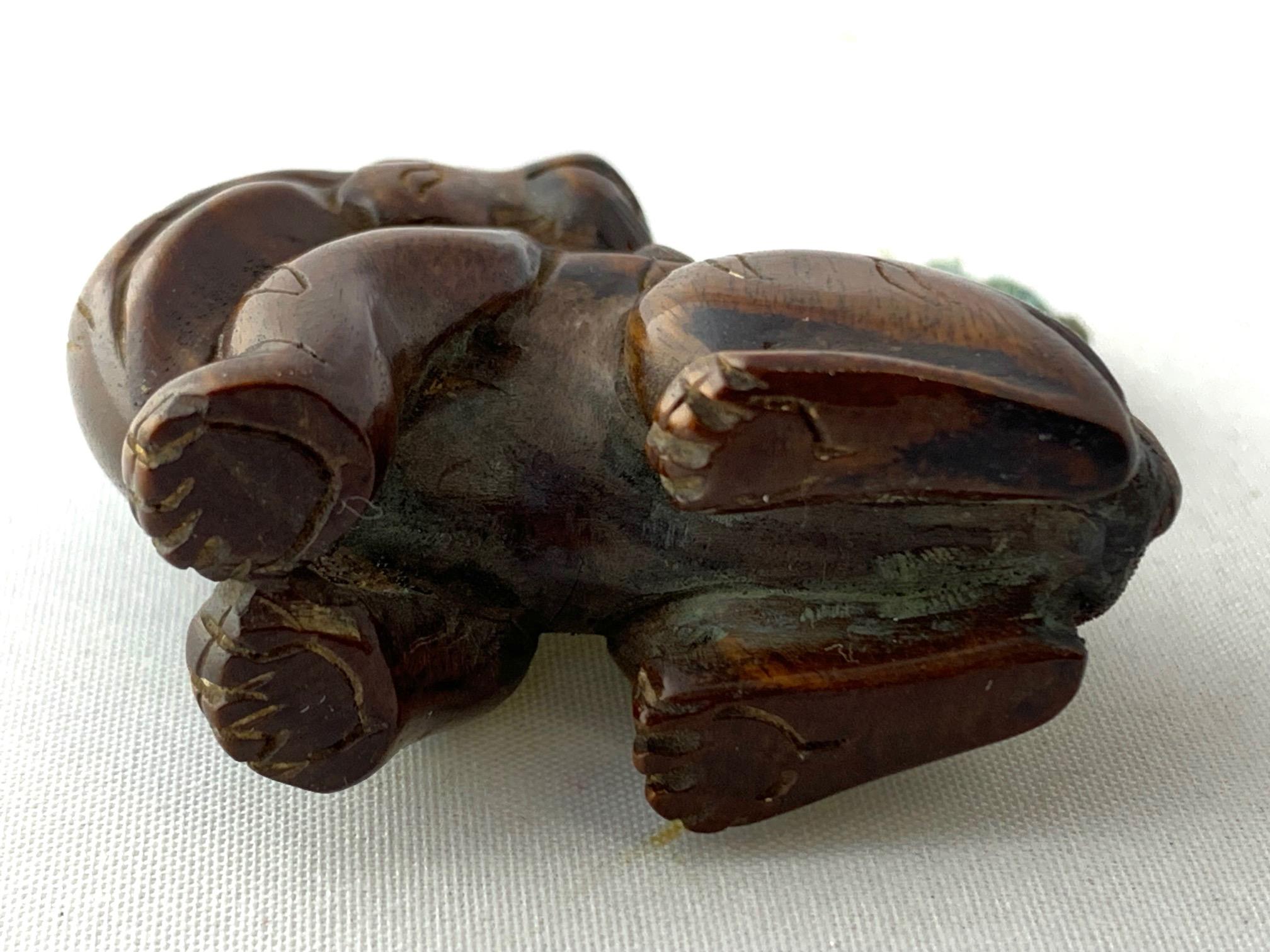 Intagliato Netsuke di tigre in legno intagliato giapponese del periodo Taisho in vendita