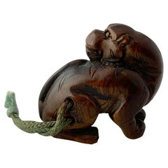 Netsuke japonés de madera tallada de un tigre del periodo Taisho