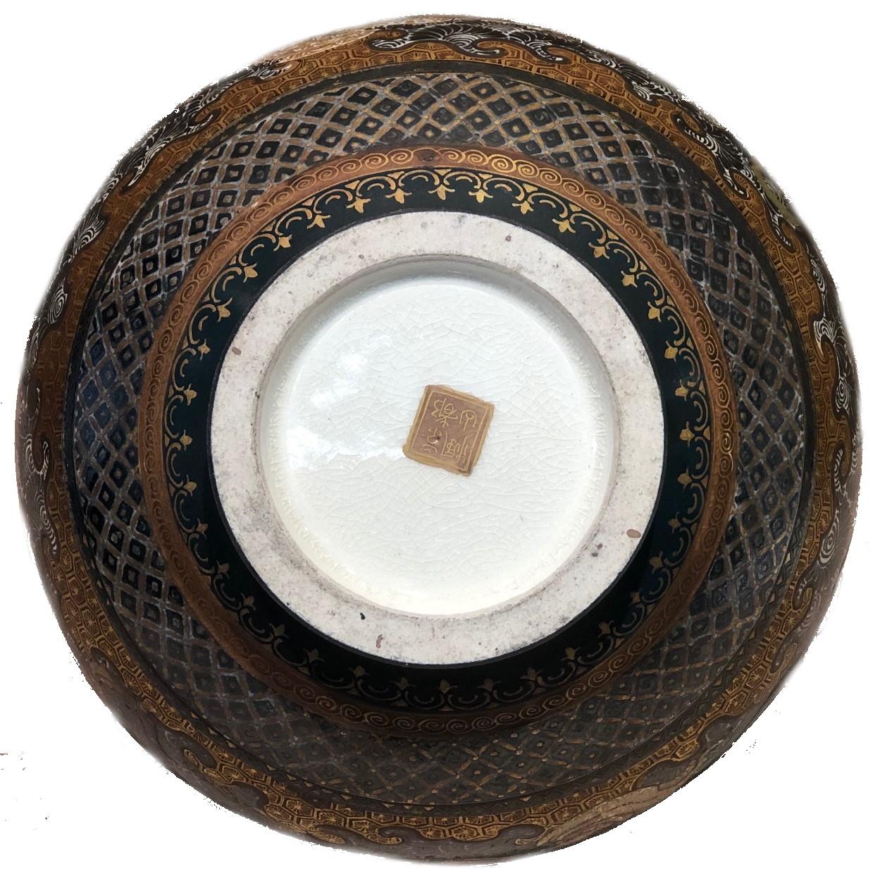 Vase à double poignée en faïence japonaise de Kyoto de Fuzan Satsuma, période Meiji, vers 1900 Bon état - En vente à New York, NY