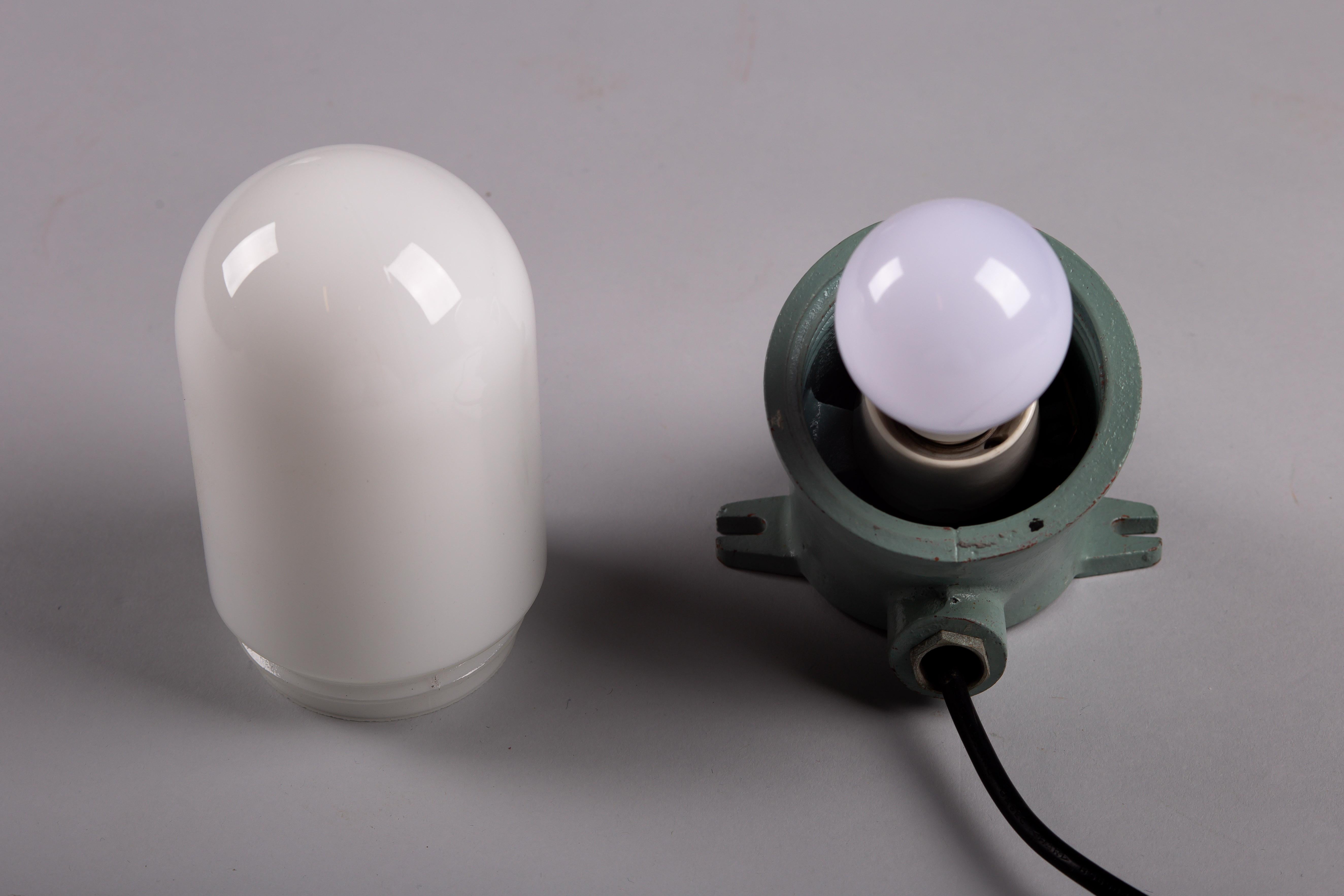 Taito Oy, set of three green 1930's cast iron industrial wall lamps In Good Condition In Turku, Varsinais-Suomi