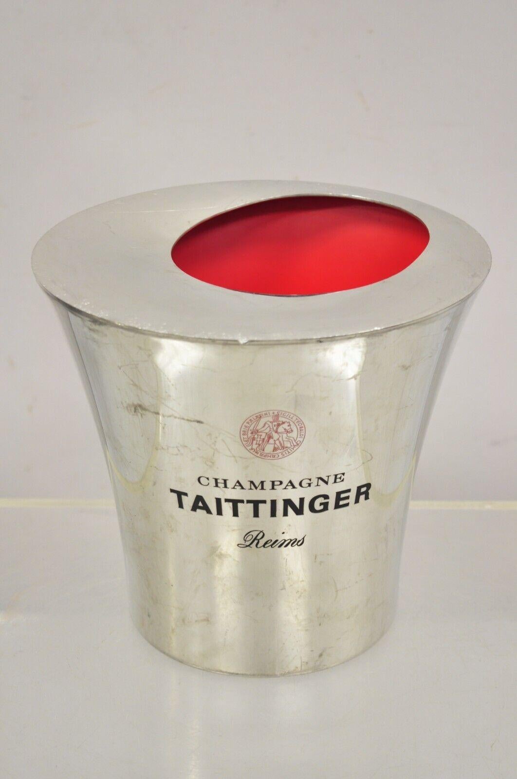 Seau à glace pour champagne Taittinger Reims en aluminium poli par Etain. Caractéristiques Construction en aluminium lourd et poli, intérieur peint en rouge, forme moderne et galbée, poinçons d'origine, fabriqué en France. Circa Late 20th Century.