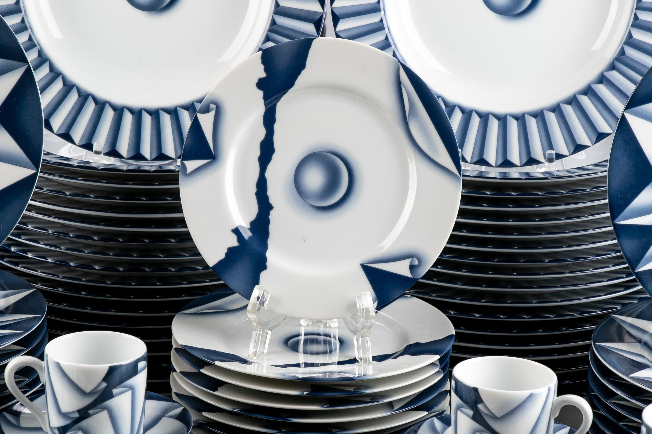 Taitu Italian Designer China dinner service by Emilio Bergamin, origami pattern, different patterns in blue and white. Measures: Including: 29 dinner plates diameter 10 1/4