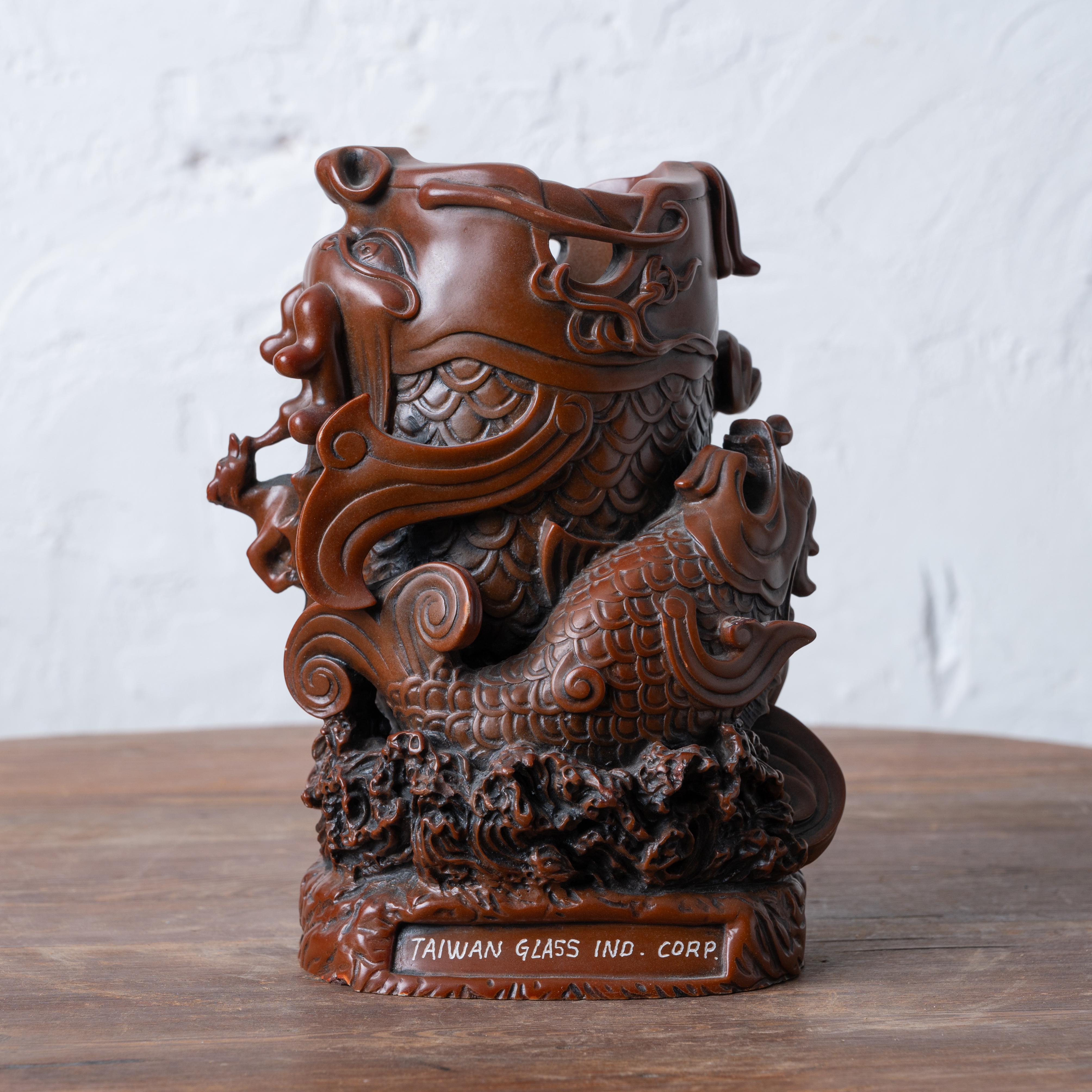 Un vaso per carpe o un portaoggetti da scrivania in resina della Taiwan Glass Company.

6 pollici di larghezza, 4 pollici e mezzo di profondità e 7 pollici e mezzo di altezza



