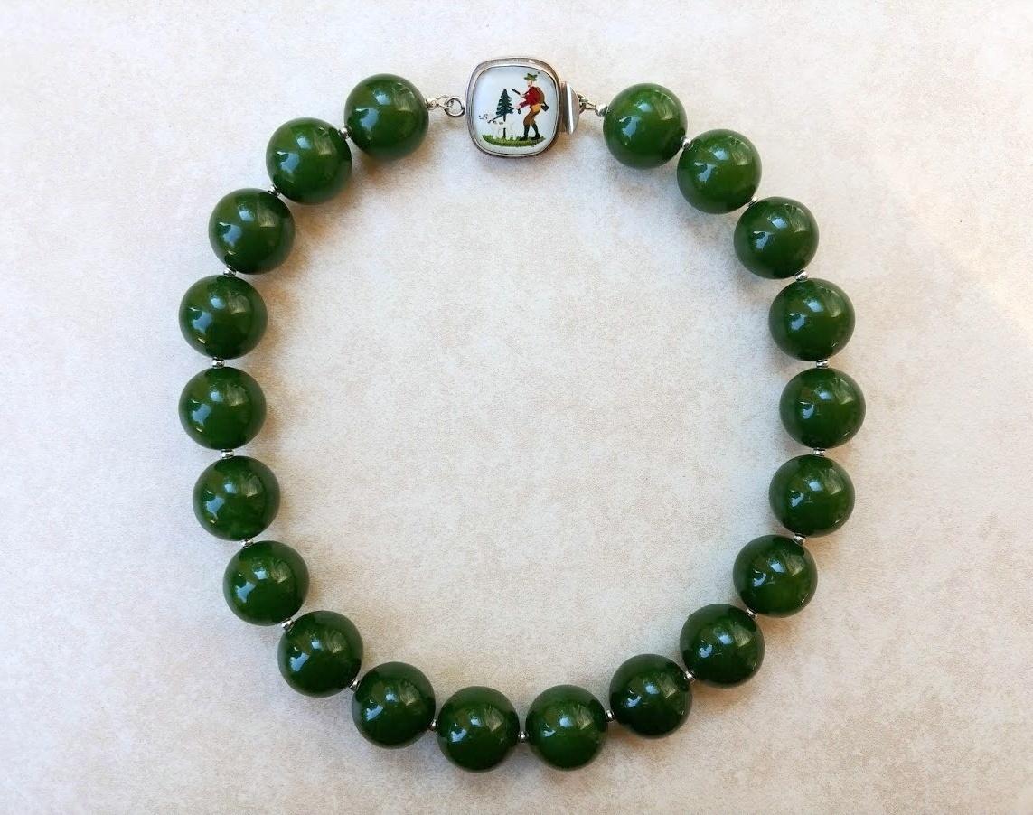 Taiwan Grüne Jaspis-Halskette mit seltenem, Vintage-Gemaltem Glasverschluss aus Taiwan (Perle) im Angebot