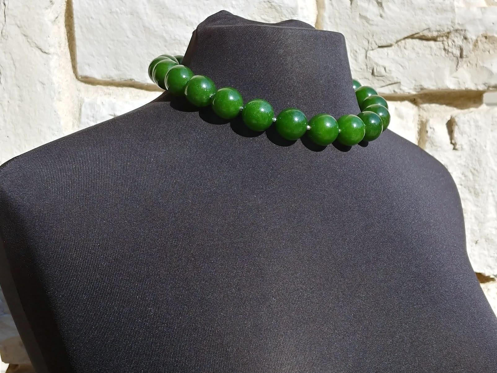 Taiwan Grüne Jaspis-Halskette mit seltenem, Vintage-Gemaltem Glasverschluss aus Taiwan Damen im Angebot