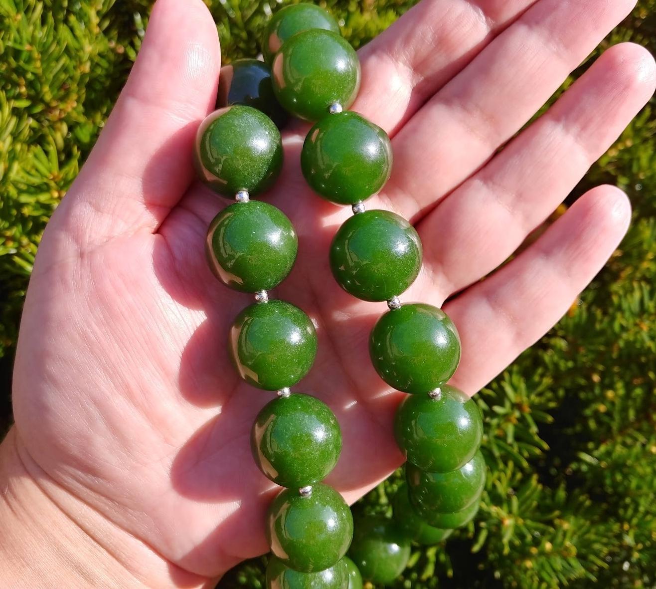 Taiwan Green Jasper Necklace with Rare Vintage Painted Glass Clasp For Sale 2