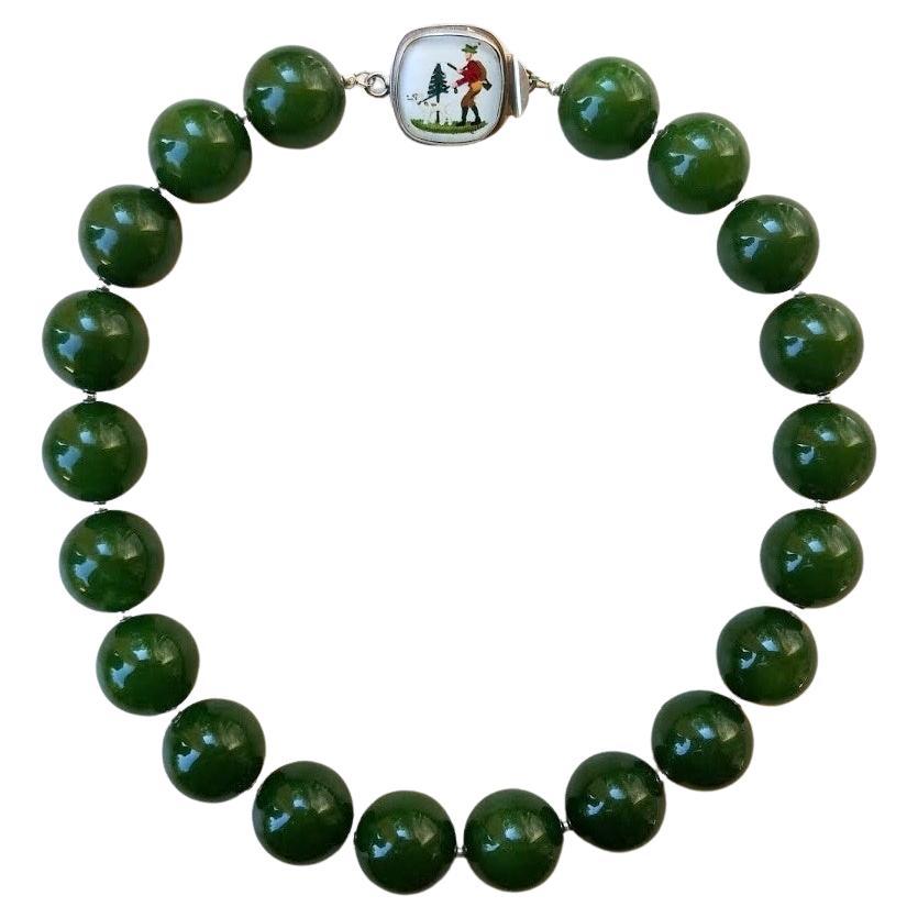 Collana in diaspro verde di Taiwan con rara chiusura in vetro dipinto d'epoca