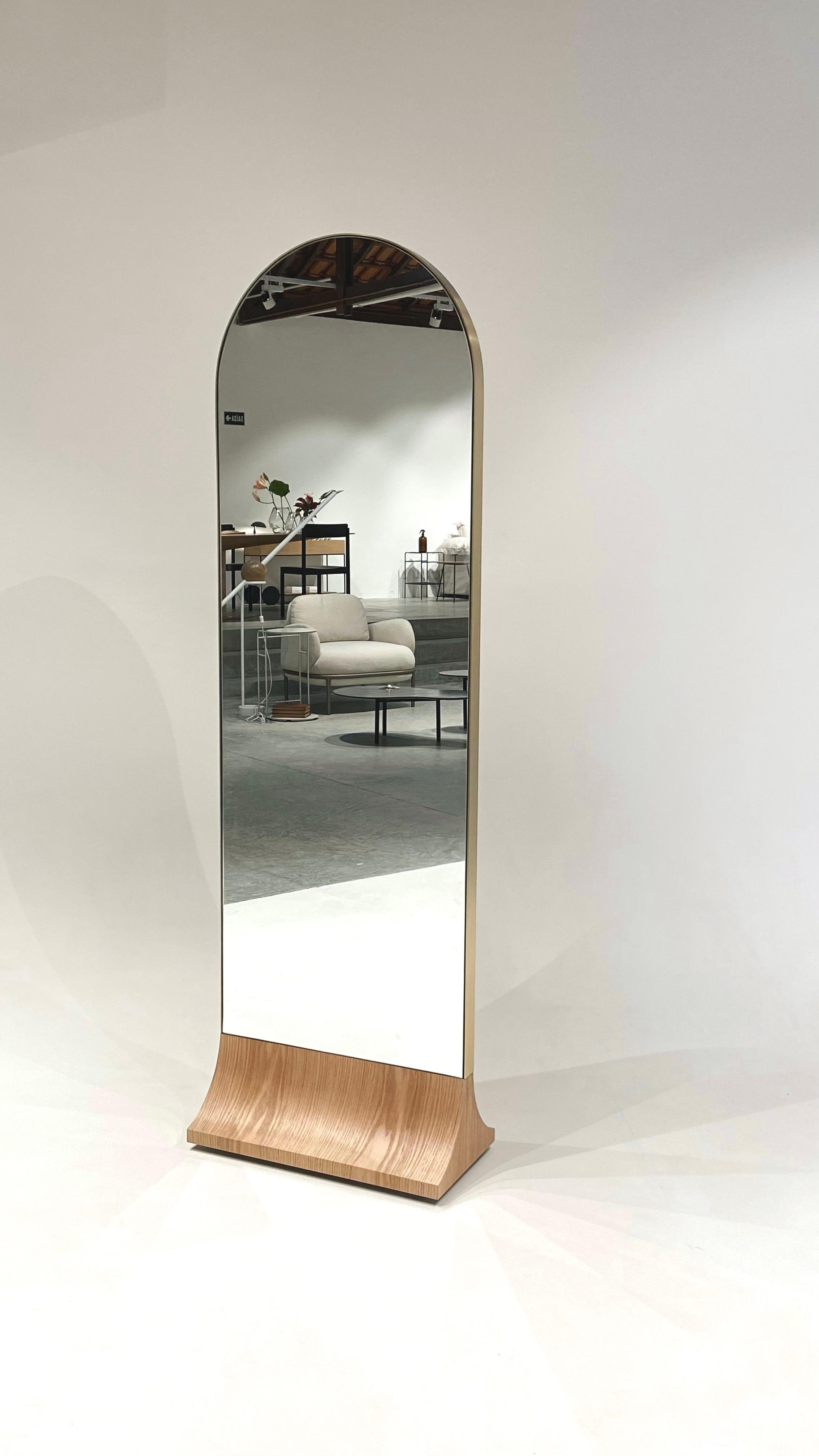Taiz Floor Mirror was designed having mobility as a premise.
Its self-supporting feature with built-in casters allows for easy mobility and flexibility in everyday use, adapting to light and other space conditions. 

By seamlessly integrating