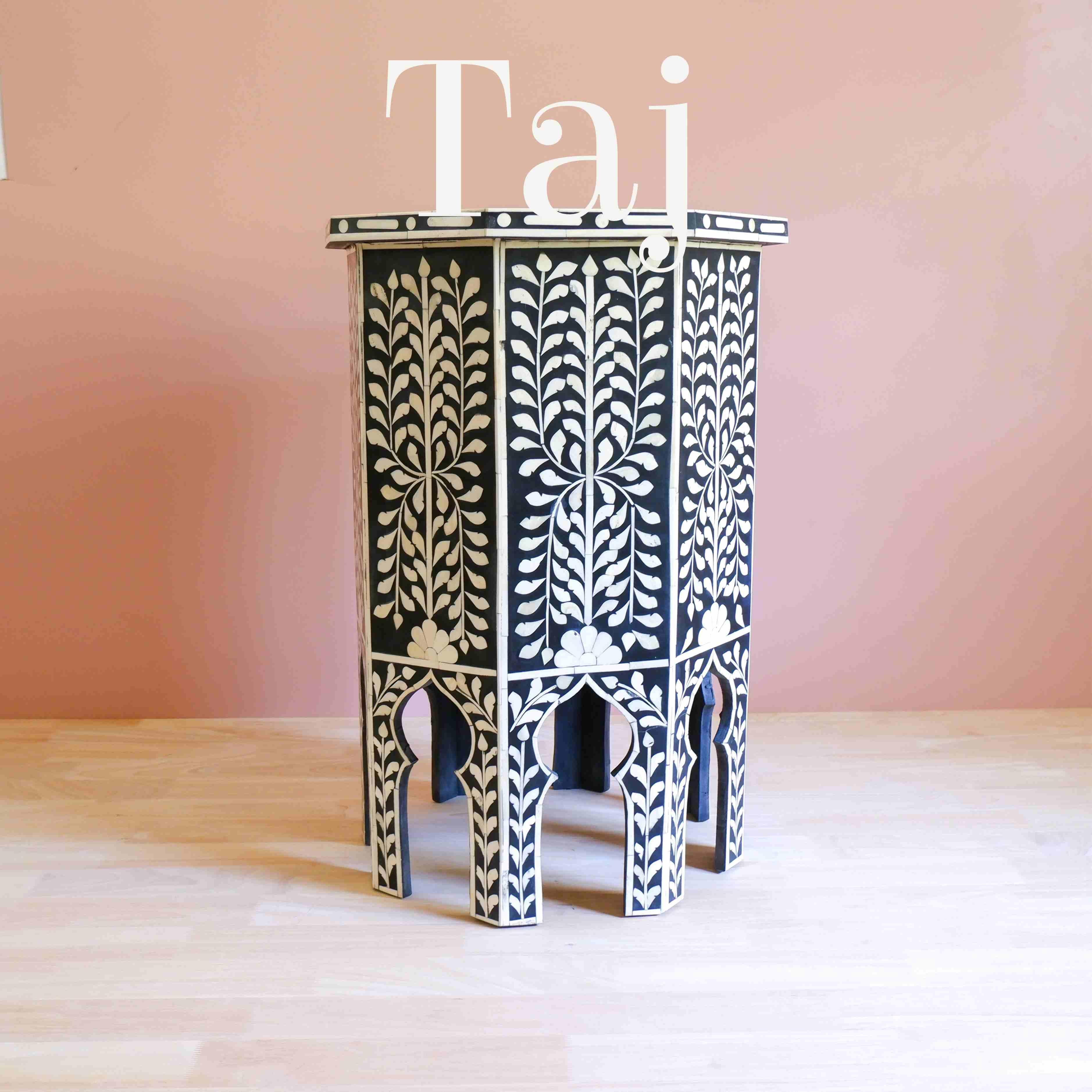 Taj inspirierter handgefertigter Beistelltisch Schwarz (Intarsie) im Angebot