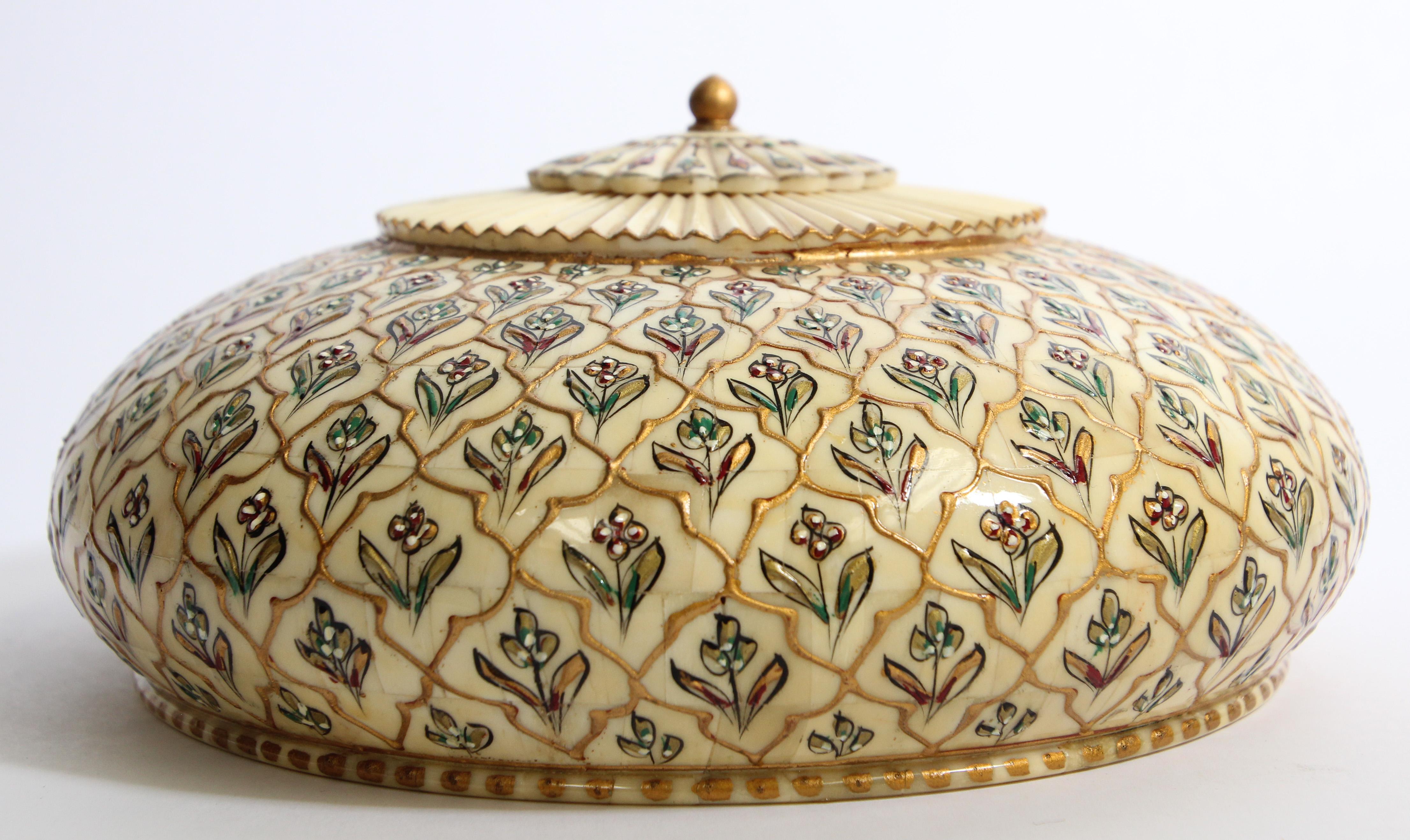 Boîte à opium de collection Arte Antiques Collection S. Boîte à couvercle rond de l'Art Moghol.
Cette élégante boîte à couvercle est plaquée de sections d'os blanc de couleur ivoire, gravées et peintes à la main de motifs floraux moghols, comme dans