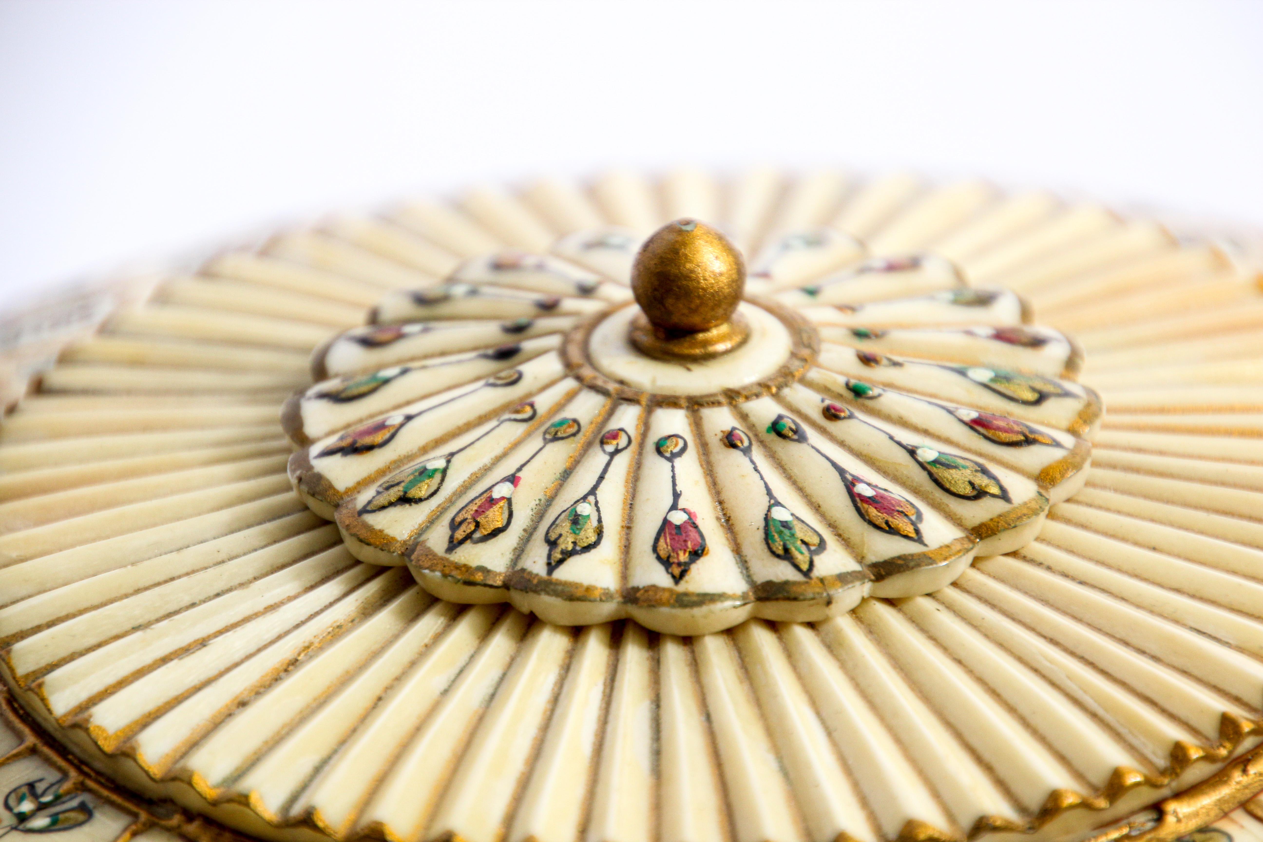 Agra Boîte à couvercle ronde d'art moghol en opium à collectionner en vente