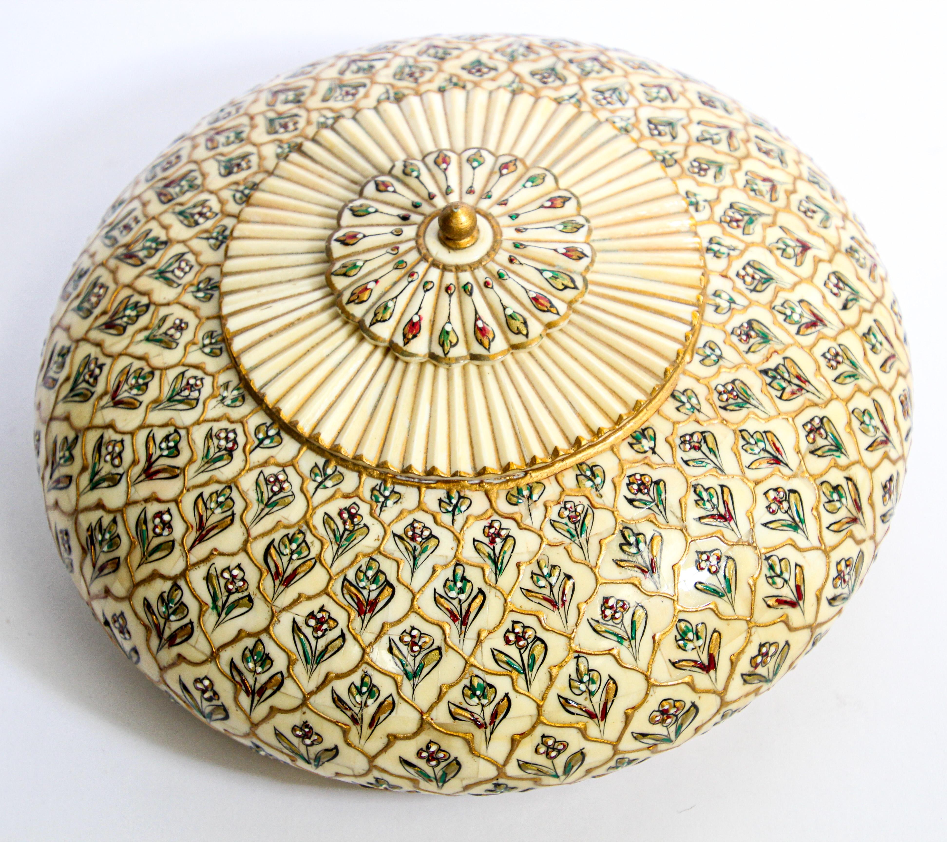 Hand-Crafted Collectible Opium Container Mughal Art Round Lidded Box For Sale