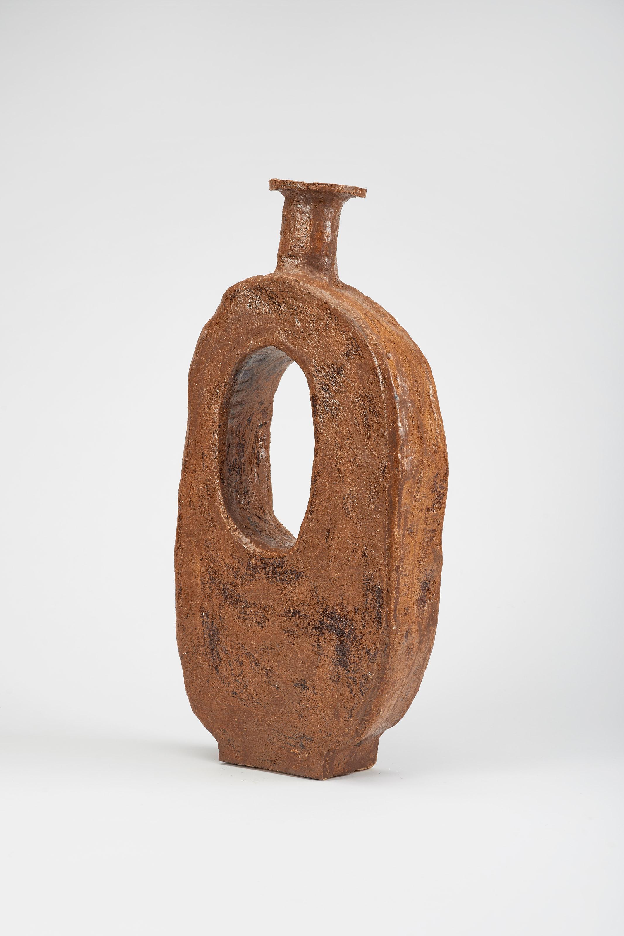 Postmoderno Vaso alto in ceramica marrone caldo con apertura del corpo, forma organica, di Willem Van Hooff in vendita