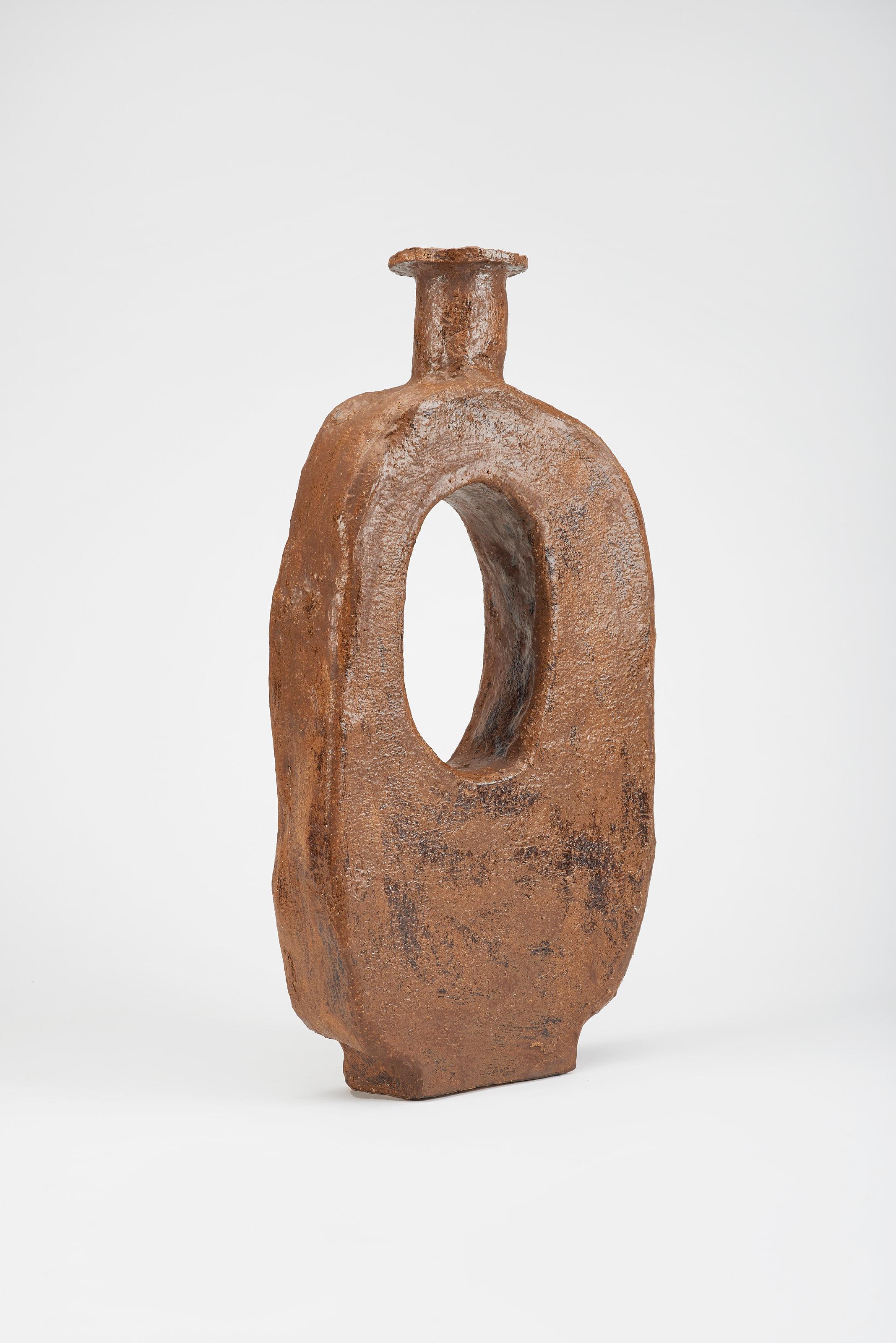 Olandese Vaso alto in ceramica marrone caldo con apertura del corpo, forma organica, di Willem Van Hooff in vendita