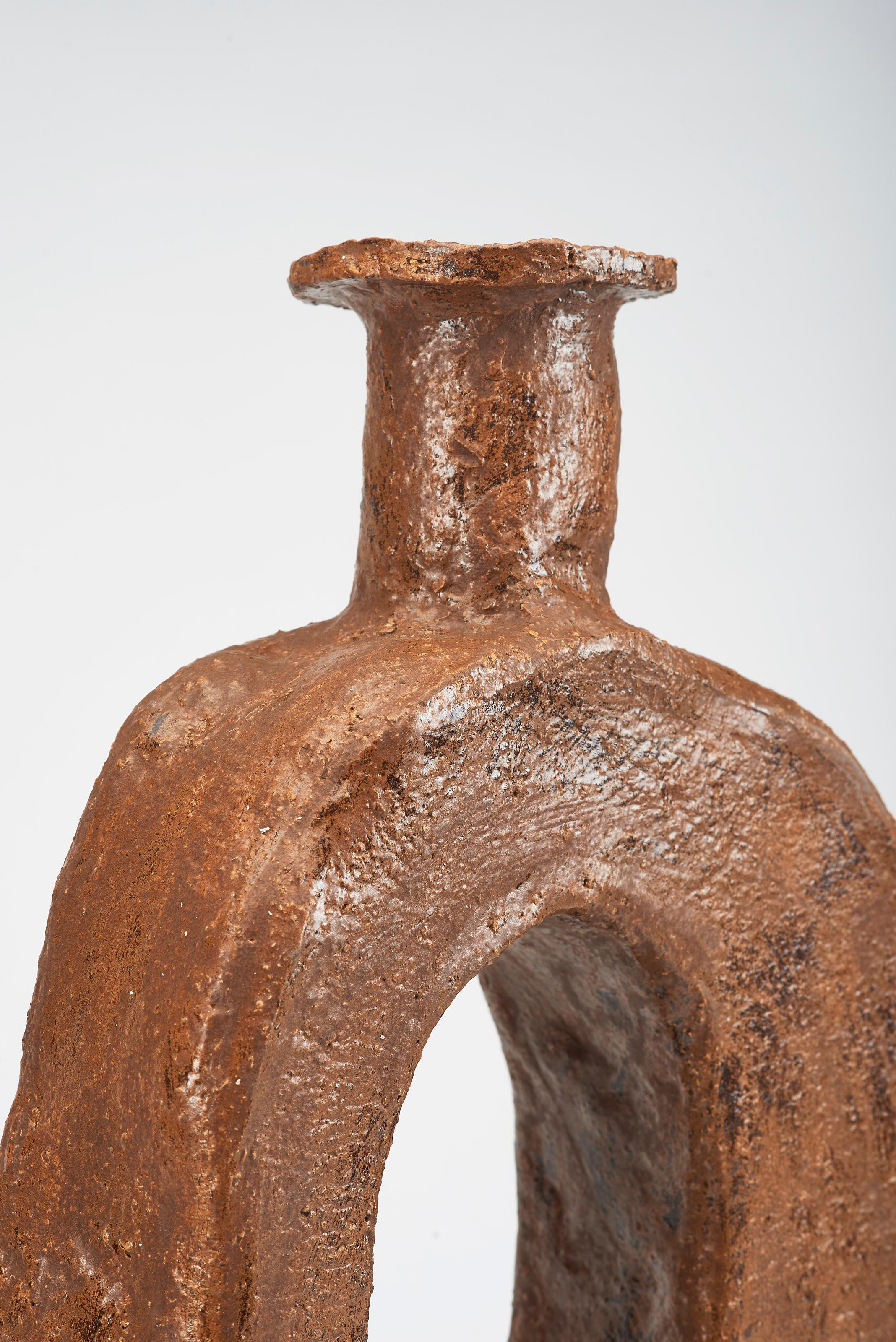 Smaltato Vaso alto in ceramica marrone caldo con apertura del corpo, forma organica, di Willem Van Hooff in vendita