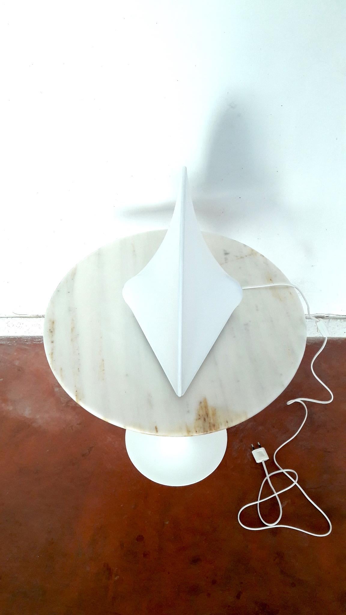 Takahama 'Kaori 1' Modern White Fabric Table Lamp for Sirrah, 1970s In Good Condition For Sale In Cassina de'Pecchi, IT