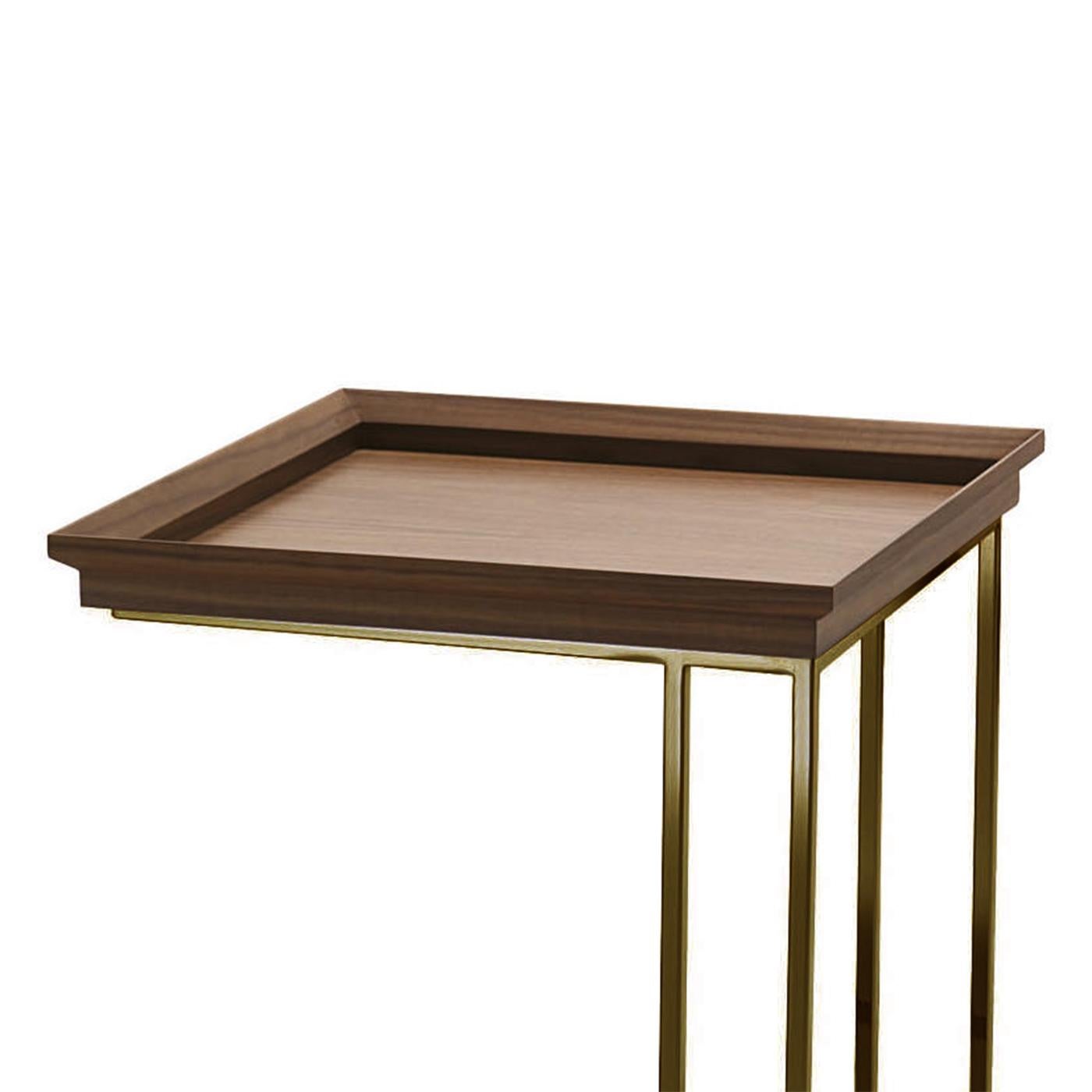 Table d'appoint Takahara en laiton avec base en laiton massif 
en finition brossée et avec plateau en bois de noyer massif.