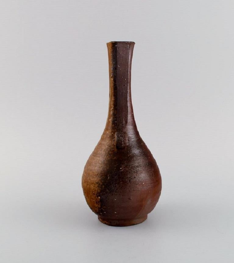 Takahara Satoshi ?? ? (1934-2011), Japan. 
Unique Bizen stoneware vase with handles at the side. 1980s / 90s.
Measures: 22 x 10 cm.
In excellent condition.
Original box and certificate included.

Born in Nagafune-cho. Studied under Kaneshige