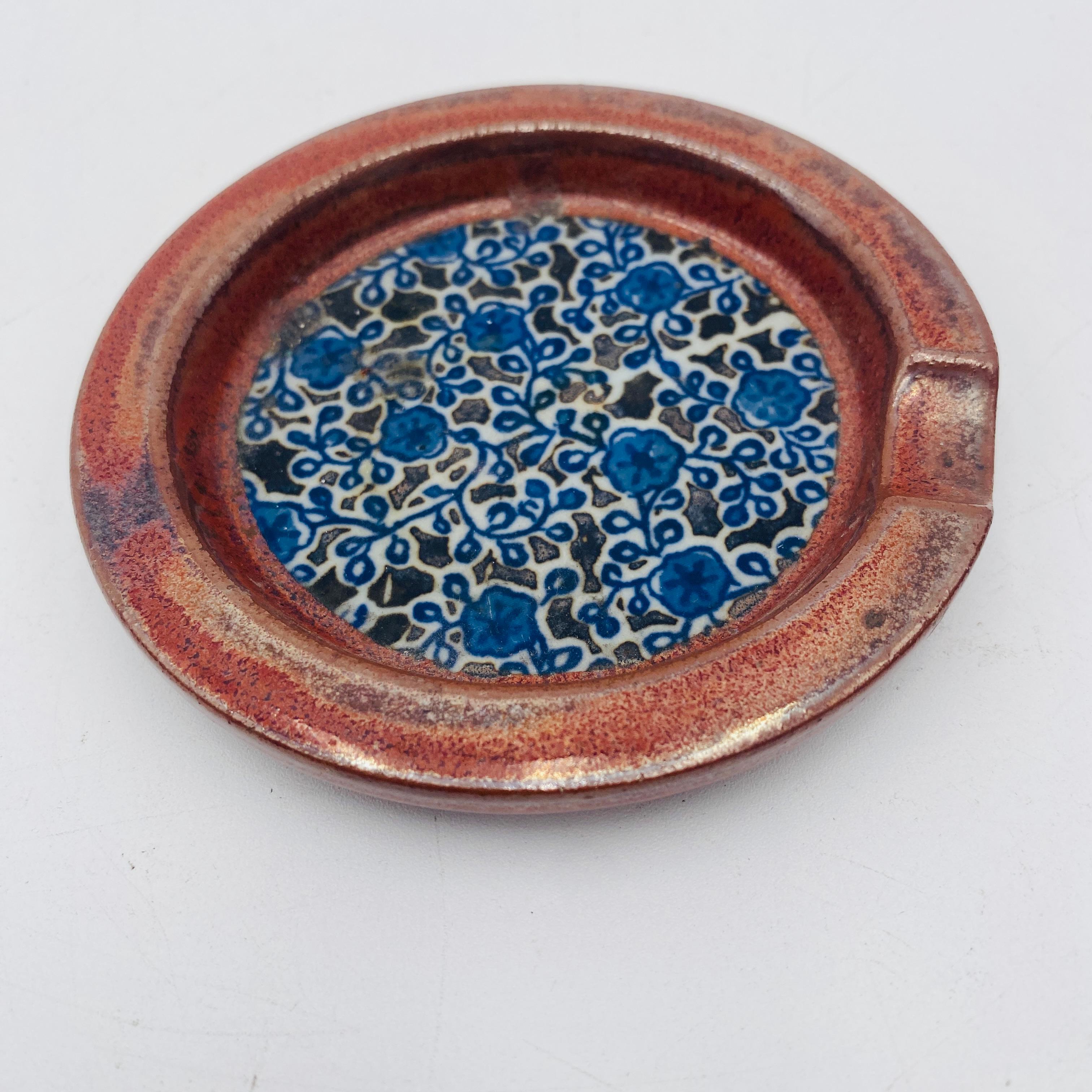 Magnifique cendrier en céramique de Takahashi, fabriqué au Japon au 20e siècle. Il est émaillé d'un magnifique motif floral. L'autocollant original du fabricant est apposé au bas de l'appareil et indique 