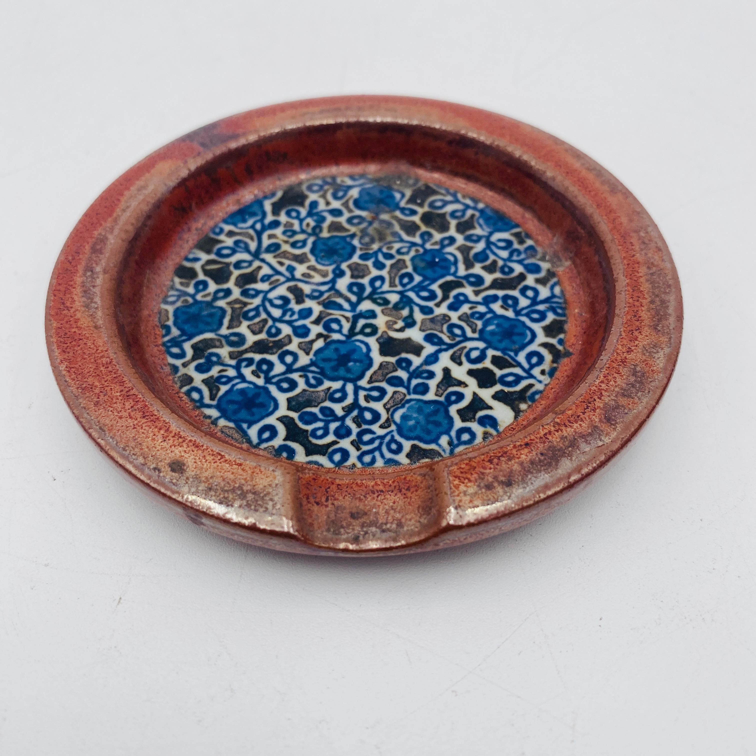 Vernissé Cendrier à fleurs en céramique Takahashi Japon 20e siècle en vente